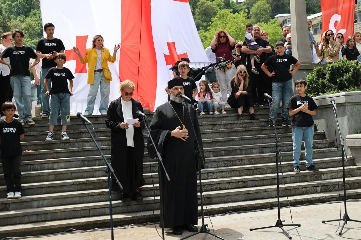 <p style="text-align: justify">ბორჯომში საქართველოს დამოუკიდებლობის დღე აღინიშნა.</p><p style="text-align: justify">მაყურებლის წინაშე ადგილობრივი ვოკალური და ქორეოგრაფიული ანსამბლები წარდგნენ.</p><p style="text-align: justify">26 მაისი მოსახლეობას დეკანოზმა იოანემ (ხეცურიანი), საკრებულოს თავმჯდომარემ დავით ზაალიშვილმა და მერის მოადგილემ გიორგი ტაბატაძემ მიულოცეს.</p><p style="text-align: justify">ღონისძიებას ადგილობრივი თვითმმართველობის წარმომადგენლები და მოქალაქეები ესწრებოდნენ.</p><div class="iframe-wrapper"><iframe src="https://www.facebook.com/plugins/post.php?href=https%3A%2F%2Fwww.facebook.com%2Fpermalink.php%3Fstory_fbid%3Dpfbid02FdUWK7ZbupTW3FthHytXbz8ZC3vvccBy46vkHJfsPXMioCUV2AYoTjEvJbDJzTK4l%26id%3D100067222093058&amp;show_text=true&amp;width=500" frameborder="0" allowfullscreen="true" width="500" height="754" title="Embedded content" allow="autoplay; clipboard-write; encrypted-media; picture-in-picture; web-share" scrolling="no" style="border:none;overflow:hidden"></iframe></div>