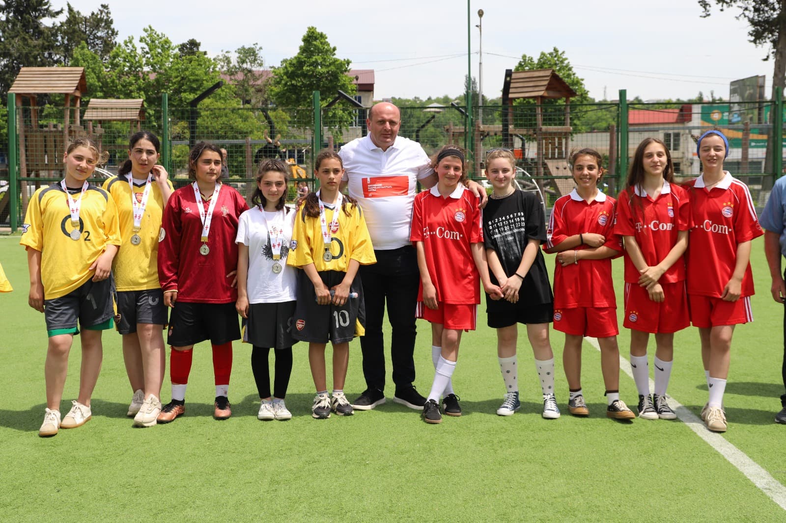 <p style="text-align: justify">თერჯოლის მუნიციპალიტეტში საქართველოს დამოუკიდებლობის დღისადმი მიძღვნილი სხვადასხვა სახის საზეიმო ღონისძიება გაიმართა.</p><p style="text-align: justify">ღონისძიებები სკანდის ისტორიულ ციხეზე საზეიმო მსვლელობით დაიწყო, სადაც სახელმწიფო დროშის აღმართვის ცერემონია გაიმართა;</p><p style="text-align: justify">საზეიმო მსვლელობის შემდეგ, თერჯოლის მუნიციპალიტეტის მერმა მანუჩარ რობაქიძემ, საკრებულოს თავმჯდომარესთან გიორგი ბარათაშვილთან ერთად გვირგვინით შეამკო გმირთა დიდების მემორიალი და დამოუკიდებლობის დღე მოსახლეობას პირადად მიულოცა.</p><p style="text-align: justify">ადგილობრივი ხელისუფლების წარმომადგენლებმა პატივი მიაგეს ეროვნული მოძრაობის ერთ-ერთი ლიდერის ვანო ხუხუნაიშვილის ხსოვნას და მისი საფლავი გვირგვინით შეამკეს.</p><p style="text-align: justify">თერჯოლაში ამ დღესთან დაკავშირებით,სხვადასხვა კულტურული და სპორტული აქტივობები მოეწყო. ლაშა გოგიაშვილის სახელობის სკვერში გაიმართა სამხატვრო სკოლის მოსწავლეთა ნახატებისა და ადგილობრივი რეწვის ოსტატების ნამუშევრების გამოფენა-გაყიდვა, აქვე განთავსდა ტურიზმის კუთხეც, სადაც თერჯოლის მუნიციპალიტეტში &nbsp;არსებული ყველა ღირსშესანიშნავი ადგილის ფოტო გამოიფინა. ჩატარდა "თავისუფალი თამაშების" ფინალი მინი ფეხბურთში, ჭიდაობის, ხრიდოლის და სამაგიდო თამაშების &nbsp;ტურნირები, გამოვლენილი გამარჯვებულები დაჯილდოვდნენ შესაბამისი პრიზებით.</p><p style="text-align: justify">დღესვე, თერჯოლის ამფითეატრში თემატური კონცერტი გაიმართა, სადაც მონაწილეობა მიიღეს ადგილობრივმა ანსამბლებმა.</p><p style="text-align: justify">დამოუკიდებლობის დღისადმი მიძღვნილ ღონისძიებებს მერის მოადგილეები და მერიის თანამშრომლები, საკრებულოს თავმჯდომარის მოადგილეები, დეპუტატები, საზოგადოების სხვადასხვა სფეროს წარმომადგენლები, ასევე მოქალაქეები შეუერთდნენ.</p><p style="text-align: justify">ღონისძიება მუნიციპალიტეტის მერიის განათლების, კულტურის, სპორტისა და ახალგაზრდულ საქმეთა სამსახურის ორგანიზებით ჩატარდა.</p>