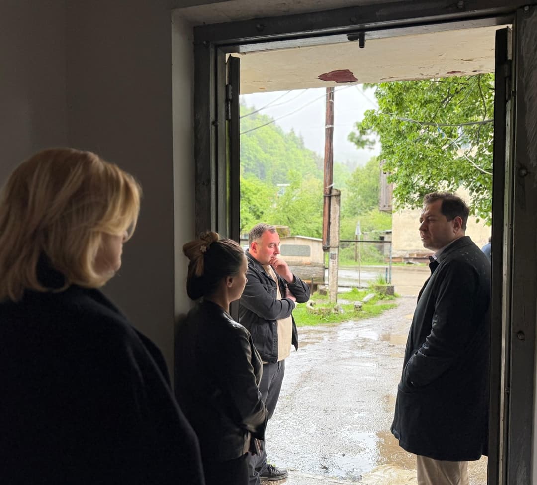 დავით ფაცაცია ონის მუნიციპალიტეტში მდებარე დევნილთა განსახლების ობიექტში მცხოვრებ აფხაზეთიდან დევნილებს შეხვდა