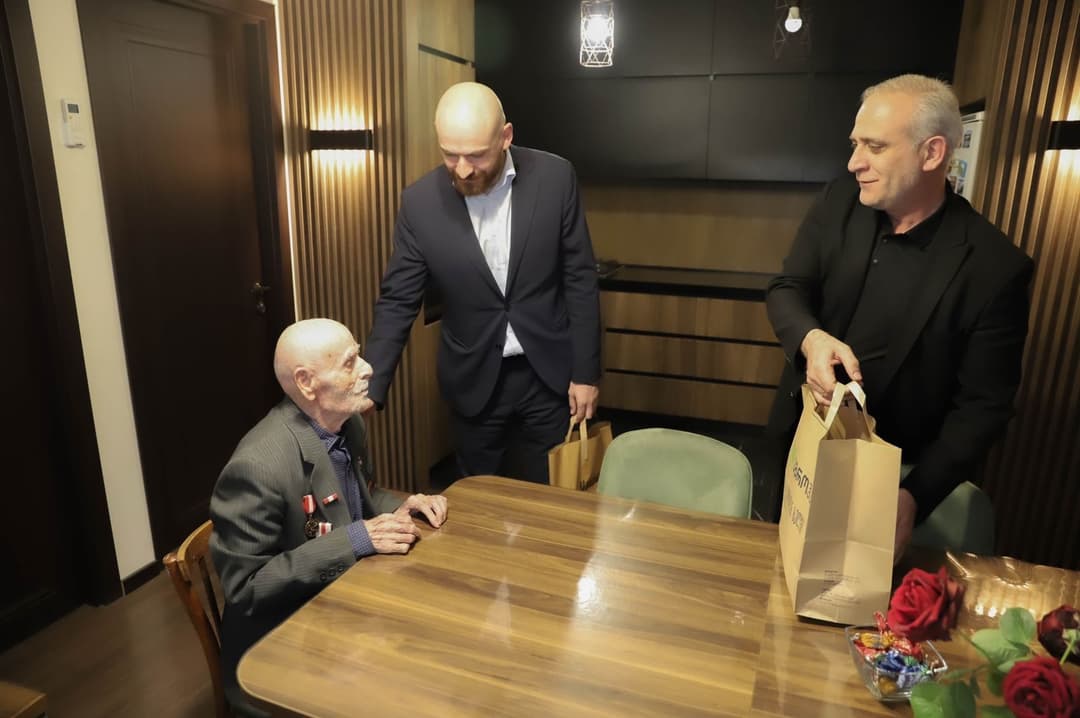 აფხაზეთის მთავრობის წარმომადგენლები მეორე მსოფლიო ომის ვეტერანს, აფხაზეთიდან დროებით დევნილ 102 წლის არტემ კოპალიანს ესტუმრნენ