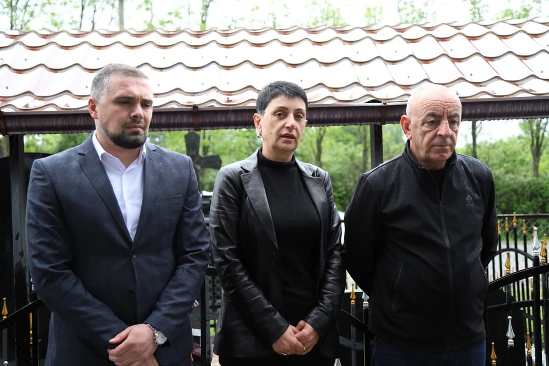 აფხაზეთის მთავრობის წარმომადგენლებმა გიგა ოთხოზორიას ხსოვნას პატივი მიაგეს