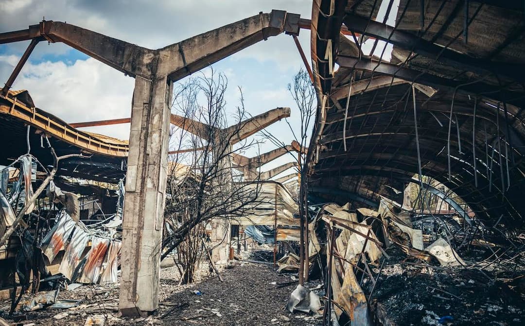 თბილისის მერიამ სადგურის მოედანთან დამწვარი ბაზრობის ტერიტორიის დასუფთავება დაიწყო