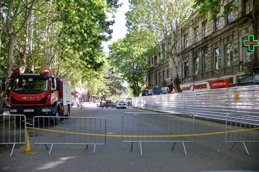 ცოტნე დადიანის ქუჩა N2-თან მოძრაობა კვლავ შეზღუდულია - ავარიული კორპუსის იატაკის შემდეგ, არსებობს ფასადის ჩამონგრევის საფრთხე