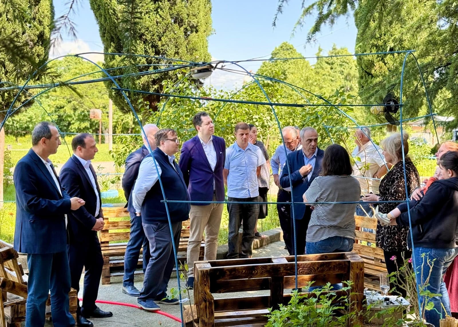 Frontnews image description