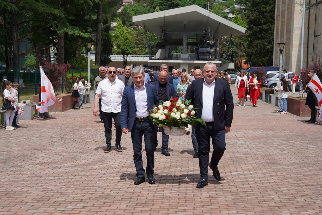 ჭიათურაში საქართველოს დამოუკიდებლობისათვის დაღუპულ გმირთა მემორიალი გვირგვინით შეამკეს