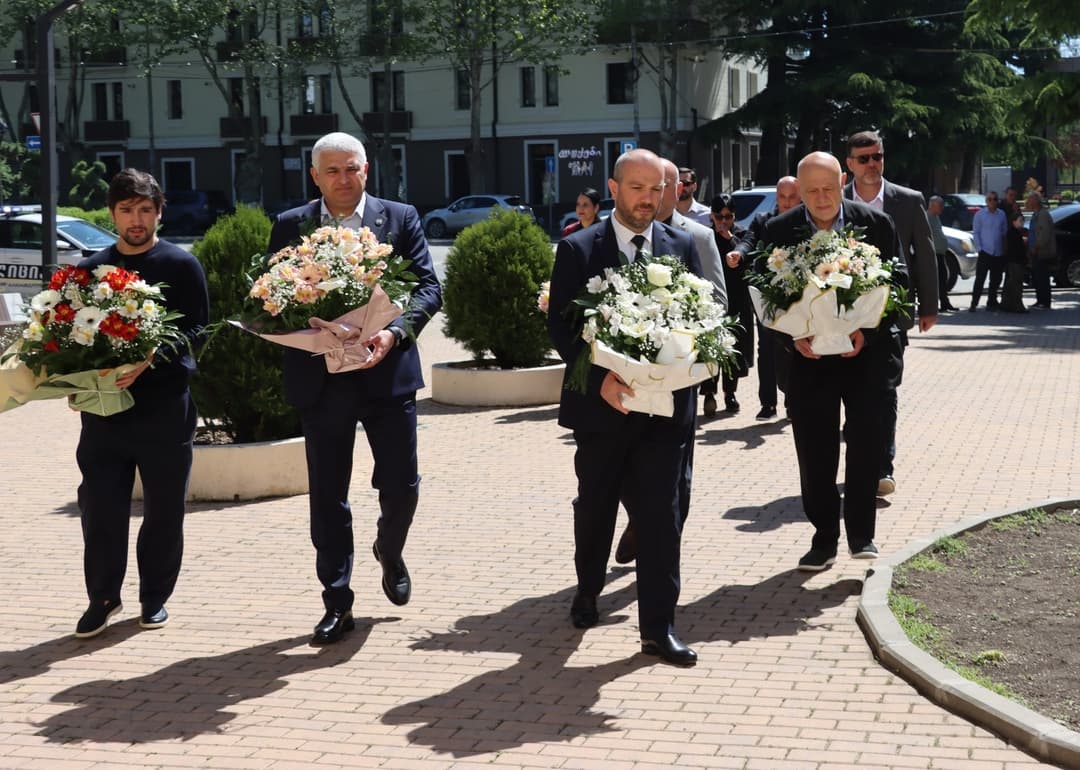გორში ადგილობრივი ხელისუფლების წარმომადგენლებმა მეორე მსოფლიო ომში დაღუპული გმირების ხსოვნას პატივი მიაგეს