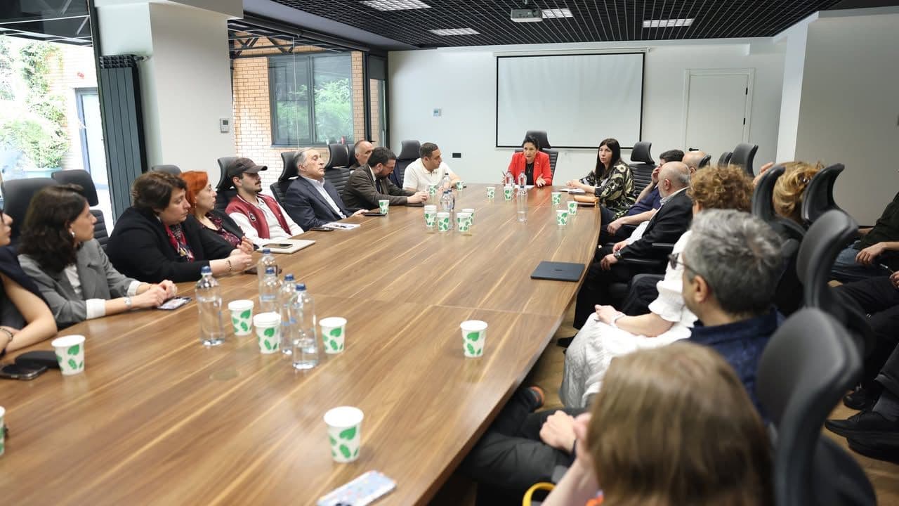 Frontnews image description