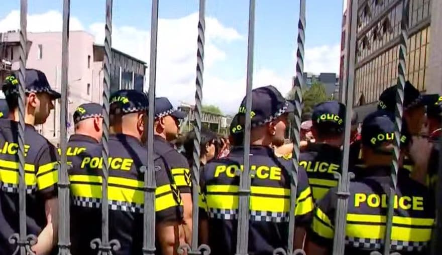 თბილისის საქალაქო სასამართლოს ეზოში პოლიციაა მობილიზებული