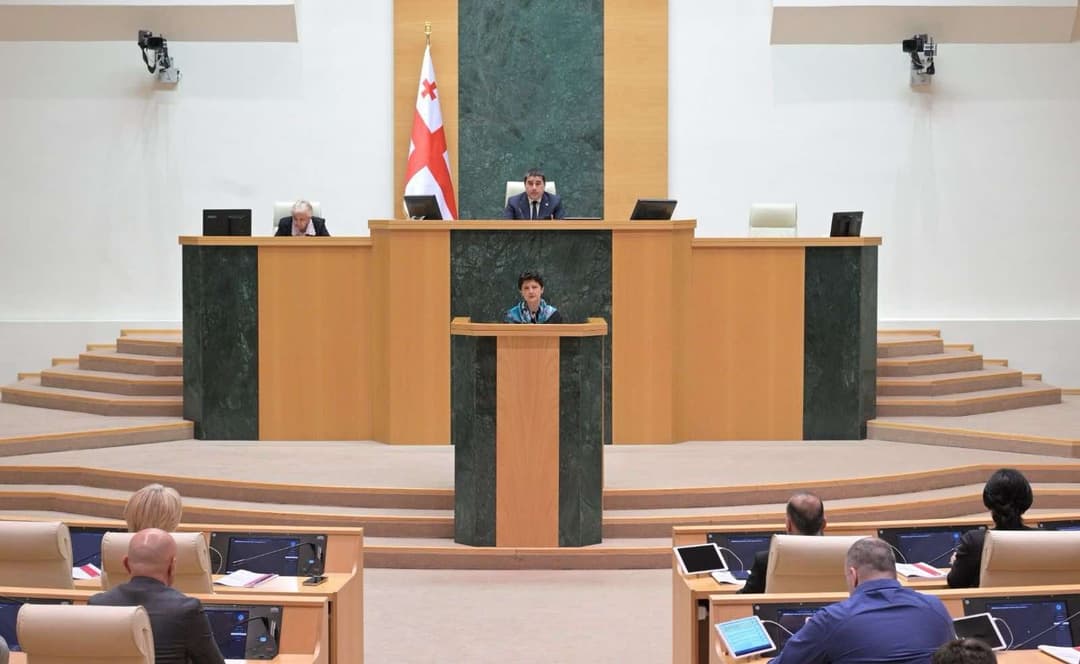 პარლამენტმა დროებით საგამოძიებო კომისიას უფლებამოსილების ვადა კიდევ ერთი თვით გაუგრძელა