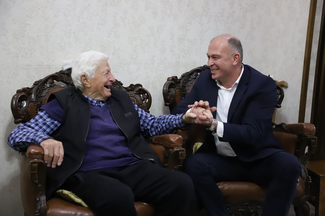 ლევან მგალობლიშვილი მეორე მსოფლიო ომის მონაწილე 99 წლის აფხაზეთიდან დროებით დევნილ ორესტი ბერულავას ესტუმრა