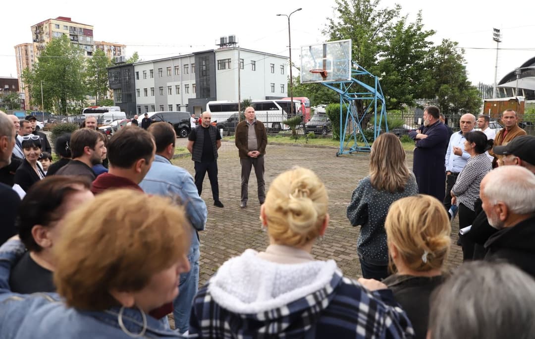 ლევან მგალობლიშვილი ბათუმში მცხოვრებ აფხაზეთიდან დროებით დევნილ მოსახლეობას შეხვდა