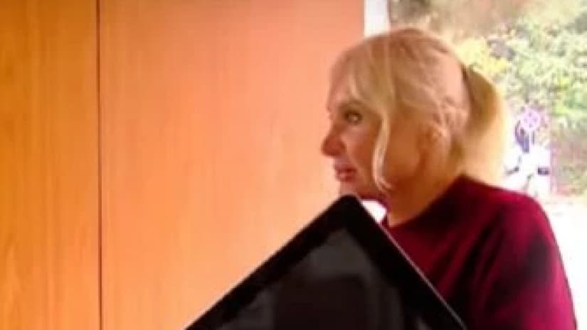 ნანუკა ჟორჟოლიანი - არაფერი დასამალი “ნანუკას ფონდს“ არ გააჩნია, ამიტომ, ვჩუქნი მთლიან კომპიუტერს