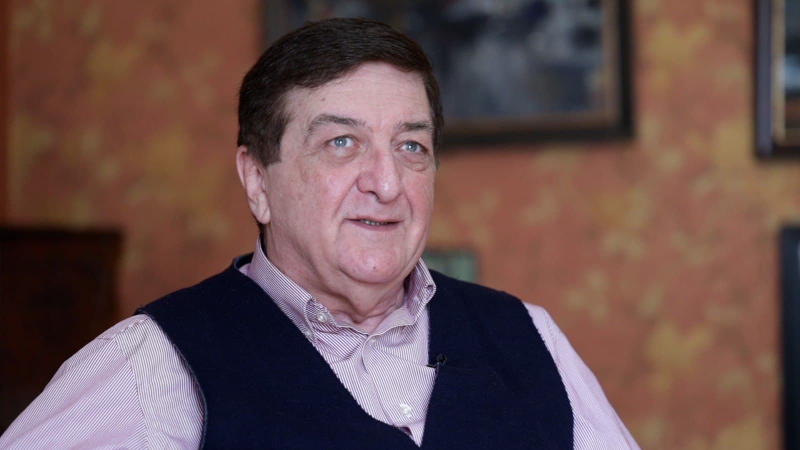 <p><strong><em>ოთარ ტატიშვილი</em></strong><em> </em>– ეს სახელი მუსიკისა და ხელოვნების სამყაროში არცთუ ჩვეულებრივი მოცემულობაა. ის არის მრავალმხრივი ნიჭის მატარებელი ადამიანი – კომპოზიტორი, პიანისტი, მომღერალი, პედაგოგი, მხატვარი, რომელიც საკუთარი შემოქმედებით არამხოლოდ ქართველი მსმენელების, არამედ საერთაშორისო აუდიტორიების გულის მოგების უნიკალურ შესაძლებლობას ფლობს.</p><p>მისი მუსიკა არა მარტო გრძნობების გამოხატვაა, არამედ ერთგვარი გამოვლინება მთელი ერის ისტორიის, შინაგანი ბრძოლების და დიდი წარმატებების სურათი. მისი მუსიკა სულიერი მოგზაურობაა. კომპოზიტორის შემოქმედებას არაერთი ქვეყანა გაეცნო, მათ შორის, აშშ, დიდი ბრიტანეთი, გერმანია, საბერძნეთი, ყაზახეთი, რუსეთი, სომხეთი, აზერბაიჯანი და სხვა.</p><p>ოთარ ტატიშვილი პოპულარული სიმღერების და რომანსების, სიმფონიების და საფორტეპიანო კვინტეტის ავტორია: მიუზიკლი “ჩარლის დეიდა” (1998, პრემიერა, ცხინვალის დევნილი თეატრი), სიმფონია “Memento Patriam!” (2012 წელი), საფორტეპიანო კონცერტები, საფორტეპიანო “ამაღლება” (2012), სავიოლინო კონცერტი (2012), საფორტეპიანო კონცერტშტუკი “Deja Vu” (2012), საფორტეპიანო ციკლი “ეთნომანია” (2012 გრან-პრი, იტალია), საფორტეპიანო სონატები, სიმებიანი კვარტეტი N1 (2014), საფორტეპიანო კვინტეტი (2013), ტრიო კლარნეტის, ვიოლინოსა და ფორტეპიანოსათვის (2015), კონცერტი ჩელოსა და ორკესტრისათვის (2024), ინსტრუმენტული პიესები და სხვა.</p><p>200-ზე მეტ სიმღერიდან ორმოცი შეტანილია ოქროს ფონდში.</p><p>ოთარ ტატიშვილი 12 აპრილს 70 წლის ხდება. მისი ცხოვრება და კარიერა შესანიშნავი მაგალითია იმისა, როგორ შეიძლება ინტელექტი, ემოცია და შემოქმედება ერთმანეთს შეუერთდეს, რაც ქმნის მდიდარ და მრავალფეროვან ადამიანურ და მუსიკალურ სამყაროს.</p><p></p>