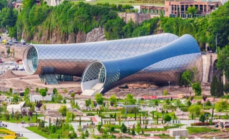 ირაკლი აბესაძე - გამოდის, რომ ქალაქის ცენტრში თითქმის 15 000 კვადრატული მიწის ნაკვეთი უფასოდ გადაეცა ვიღაც "ინვესტორს"