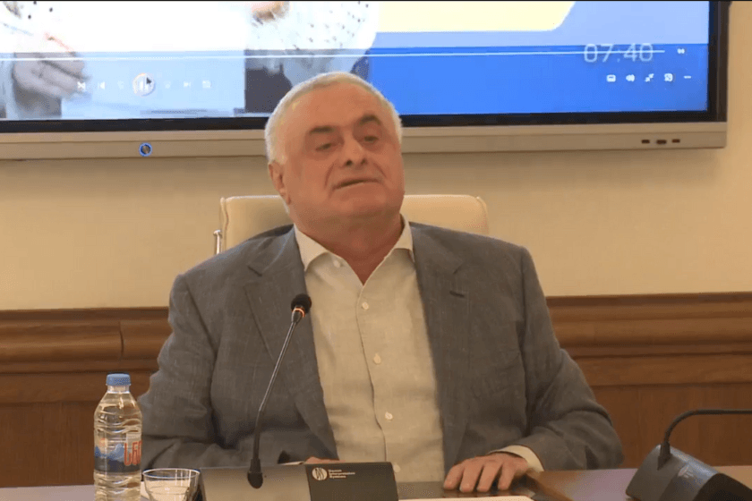 ვიქტორ ჯაფარიძე - ვალერი გელბახიანმა უთხრა, თქვენ არღვევთ კონსტიტუციას და ა.შ. დაუწყო განმარტებები, რაზეც ავტომატის კონდახი მიიღო გვერდებში