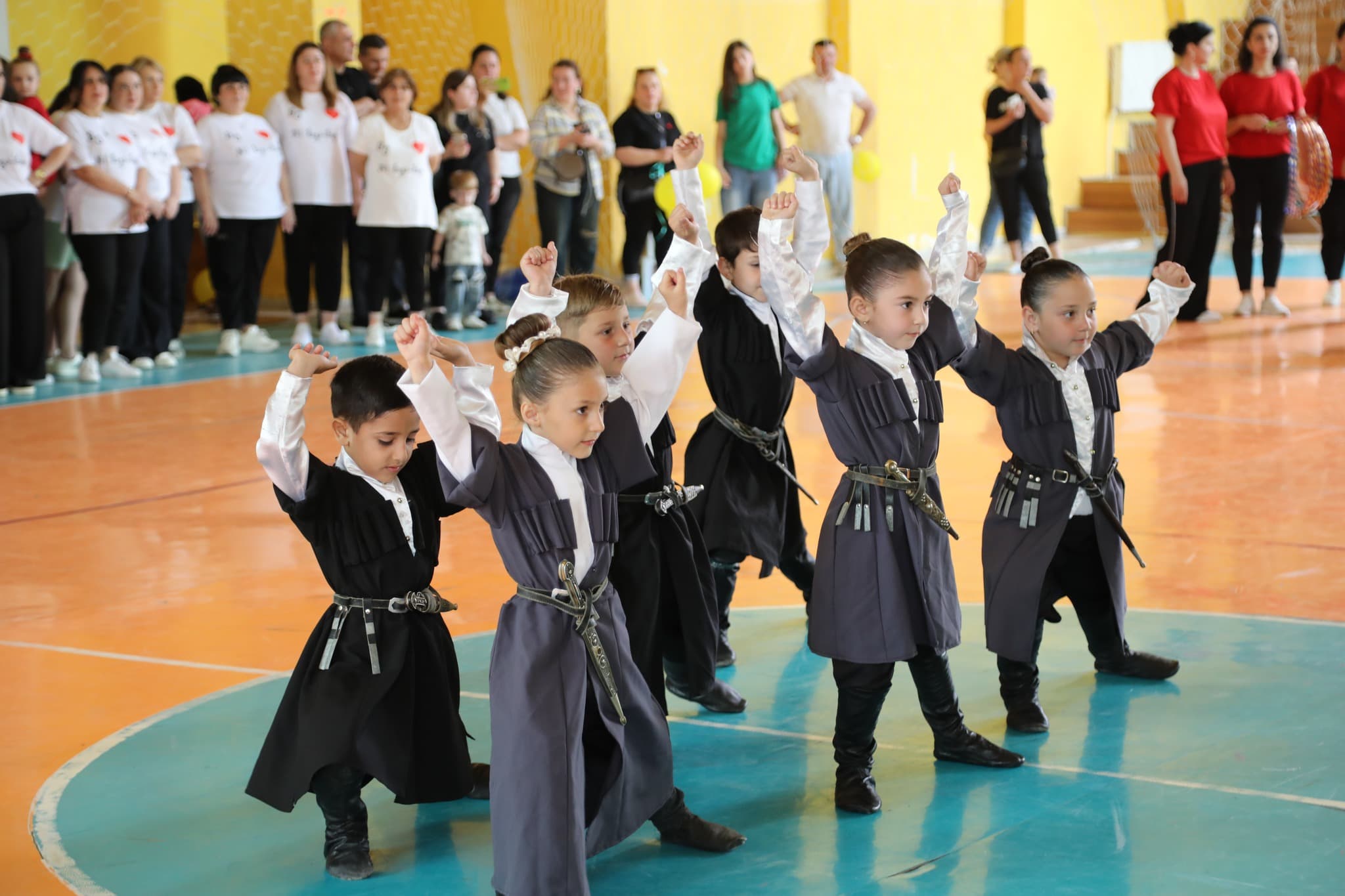 <p style="text-align: justify">ბავშვთა დაცვის საერთაშორისო დღე წყალტუბოში კულტურული და სპორტული ღონისძიებებით აღინიშნა.</p><p style="text-align: justify">საბავშვო ბაღების მოსწავლეთა მონაწილეობით სპორტის სასახლეში მხიარული სტარტები ჩატარდა. სხვადასხვა ნომინაციებში გამარჯვებულ გუნდებს თასები და სიგელები გადაეცათ.</p><p style="text-align: justify">ცენტრალურ პარკში ა(ა)იპ „წყალტუბოს მუნიციპალიტეტის ბავშვთა და ახალგაზრდობის ცენტრისა“ და „ინკლუზიური ცენტრის“ აღსაზრდელთა ხელნაკეთი ნამუშევრების გამოფენა მოეწყო. გაიმართა ანიმატორების წარმოდგენა.</p><p style="text-align: justify">პატარებს შესაძლებლობა ჰქონდათ შეხვედროდნენ ზღაპრის გმირებს და ჩართულიყვნენ მრავალფეროვან გასართობ პროგრამაში.</p><p style="text-align: justify">ბავშვებმა ასევე, ასფალტზე ცარცით ხატვის აქტივობაში მიიღეს მონაწილეობა და სახატავი მასალებით დასაჩუქრდნენ.</p><p style="text-align: justify">ღონისძიება ორგანიზებული იყო წყალტუბოს მუნიციპალიტეტის მერიის კულტურის, განათლების, სპორტისა და ახალგაზრდობის საქმეთა სამსახურის მიერ.</p><p style="text-align: justify">კულტურულ და სპორტულ აქტივობებს წყალტუბოს მუნიციპალიტეტის საკრებულოს კულტურის, განათლების, ტურიზმის, სპორტისა და ახალგაზრდულ საქმეთა კომისიის თავმჯდომარე ლევან ჩანქსელიანი, მერიის კულტურის, განათლების, სპორტისა და ახალგაზრდობის საქმეთა სამსახურის უფროსი რიმა მარგიანი და ადგილობრივი თვითმმართველობის წარმომადგენლები ესწრებოდნენ.</p>