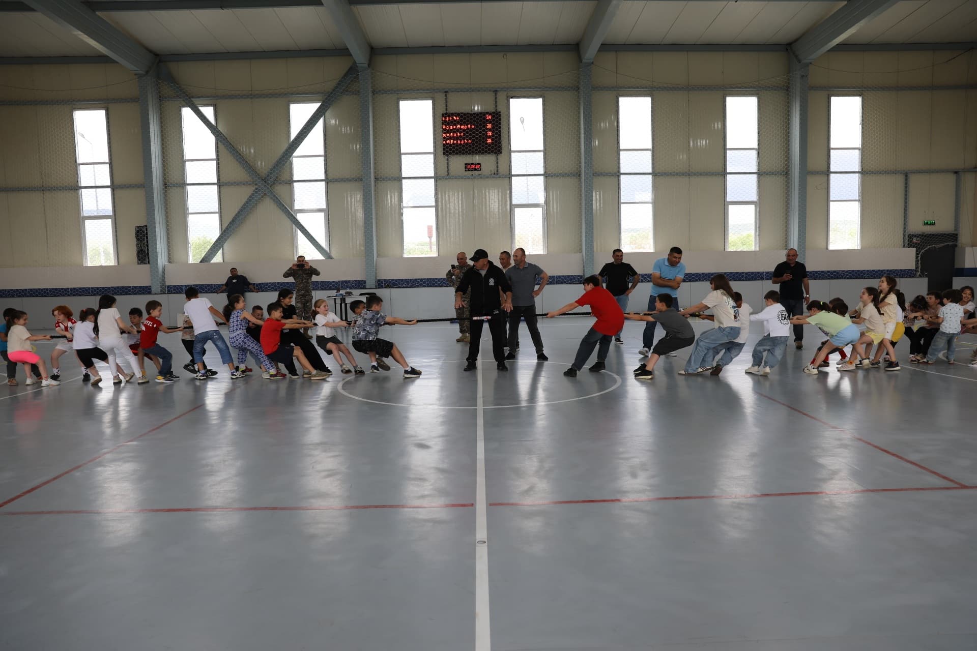 <p style="text-align: justify">ეროვნული თავდაცვის აკადემიაში სპორტულ-გასართობი ღონისძიება "მხიარული სტარტები" გაიმართა, რომელშიც&nbsp; აკადემიის პირადი შემადგენლობის შვილებმა მიიღეს მონაწილეობა.</p><p style="text-align: justify">ბავშვები ღონისძიებაში აქტიურად იყვნენ ჩართულები. მათთვის აკადემიის სპორტულ კომპლექსში გაიმართა არაერთი სპორტულ-გასართობი აქტივობა.</p><p style="text-align: justify">"მხიარული სტარტების" დასრულების შემდეგ, ყველა მონაწილე სამახსოვრო სიგელით დაჯილდოვდა.</p><p style="text-align: justify">&nbsp;</p>