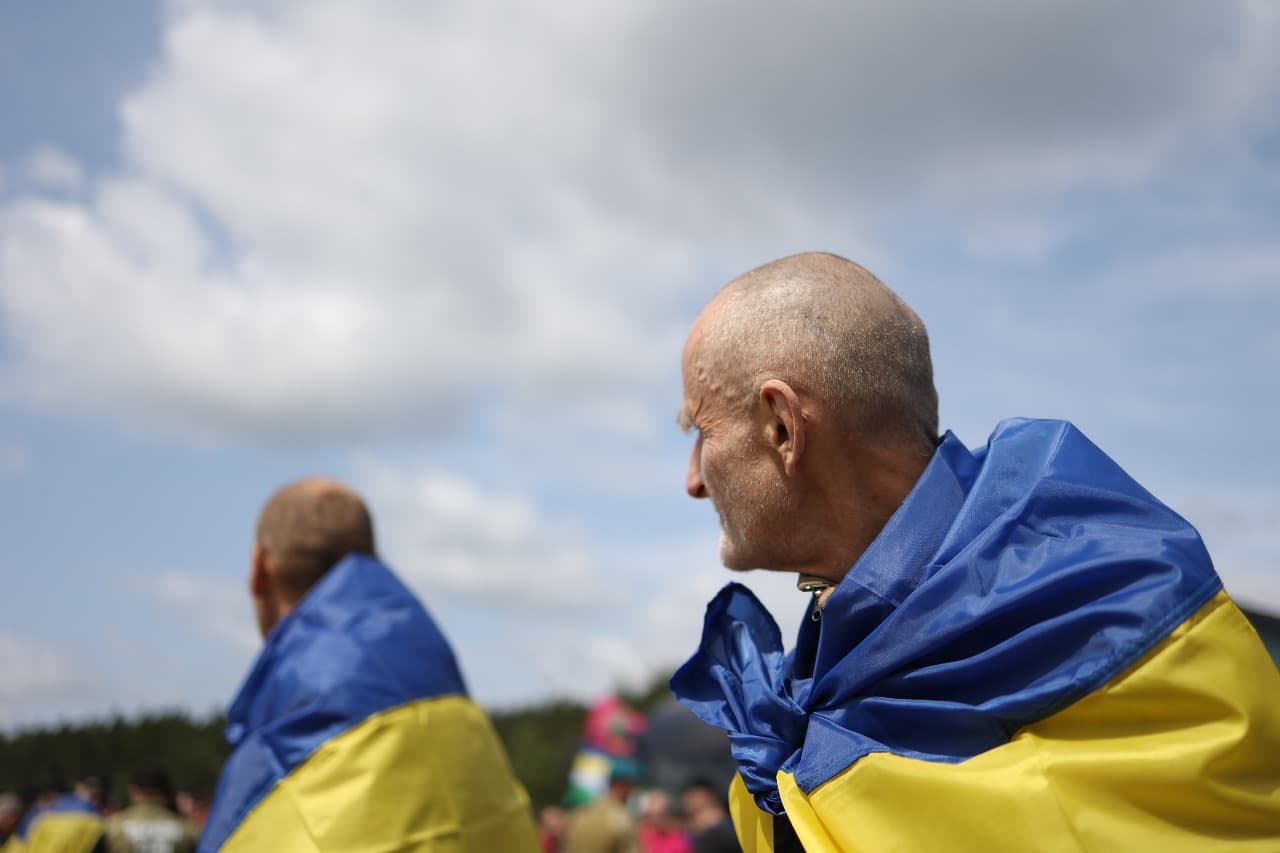 <p style="text-align: justify">უკრაინამ და რუსეთმა 14 ივნისს, ტყვეთა მორიგი გაცვლა განახორციელეს. ეს მიმდინარე კვირაში მეოთხე გაცვლაა.</p><p style="text-align: justify">უკრაინის პრეზიდენტის ვოლოდიმირ ზელენსკის განცხადებით, გათავისუფლებულთა შორის ბევრია, ვინც 2022 წლიდან ტყვეობაში იმყოფებოდა. ესენი არიან უკრაინის შეიარაღებული ძალების, ეროვნული გვარდიის, სახელმწიფო სასაზღვრო სამსახურისა და სახელმწიფო სპეციალური სატრანსპორტო სამსახურის ჯარისკაცები.</p><p style="text-align: justify">სამხედრო ტყვეების მოპყრობის საკოორდინაციო შტაბმა განმარტა, რომ დაჭრილი და ჯანმრთელობის პრობლემების მქონე ჯარისკაცები სახლში დააბრუნეს. დღეს გათავისუფლებული დამცველების მნიშვნელოვანი ნაწილი მარიუპოლის დაცვის დროს დაატყვევეს.</p><p style="text-align: justify">დღეს გათავისუფლებული ჯარისკაცების უმეტესობა ოფიცერია. ასევე, გათავისუფლებულთაგან ზოგიერთი 25 წლამდე ასაკისაა.</p><p style="text-align: justify">სამშობლოში დონეცკის, ზაპოროჟიეს, ლუგანსკის, ხერსონის, ხარკოვის, სუმისა და კურსკის მიმართულებით მებრძოლი უკრაინელები დაბრუნდნენ.</p><p style="text-align: justify">როგორც ადამიანის უფლებათა დამცველმა დიმიტრი ლუბინეცმა განაცხადა, დაბრუნებული ჯარისკაცებიდან ყველაზე უფროსი 63 წლისაა, ყველაზე ახალგაზრდა კი - 21 წლის. გათავისუფლებულებს შორის არიან ისინიც, ვინც დაკარგულად ითვლებოდნენ.</p><p style="text-align: justify">სტამბოლში, მოლაპარაკებების მეორე რაუნდის დროს, უკრაინა და რუსეთი ტყვეთა ფართომასშტაბიან გაცვლაზე შეთანხმდნენ. მხარეები შეთანხმდნენ დაჭრილი და მძიმედ დაავადებული სამხედრო ტყვეების, ასევე 18-დან 25 წლამდე ასაკის ყველა სამხედრო მოსამსახურის გაცვლაზე.</p><p style="text-align: justify">გარდა ამისა, უკრაინა და რუსეთის ფედერაცია შეთანხმდნენ გარდაცვლილთა ცხედრების გაცვლაზე "6000/6000"-ზე ფორმატით. ცხედრების დაბრუნება 11 და 13 ივნისს, ასევე დღეს, 14 ივნისს მოხდა. სულ უკრაინაში უკვე 3600-ზე მეტი დაღუპულის ცხედარი დააბრუნეს.</p><div class="iframe-wrapper"><iframe src="https://www.facebook.com/plugins/post.php?href=https%3A%2F%2Fwww.facebook.com%2Fzelenskyy.official%2Fposts%2Fpfbid0B2gmU6dsKsnkPM3tYWwi3ijPLVzyL9ZgvPFLek3rekYcp9kcRWFA6RMAgg8Xk3ibl&amp;show_text=true&amp;width=500" frameborder="0" allowfullscreen="true" width="500" height="793" title="Embedded content" allow="autoplay; clipboard-write; encrypted-media; picture-in-picture; web-share" scrolling="no" style="border:none;overflow:hidden"></iframe></div>