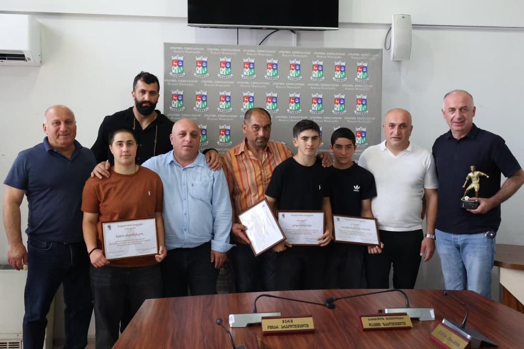 მკლავჭიდში ევროპის ჩემპიონატში მონაწილე წარმატებულ ბორჯომელ სპორტსმენებს მადლობის სიგელები გადასცეს