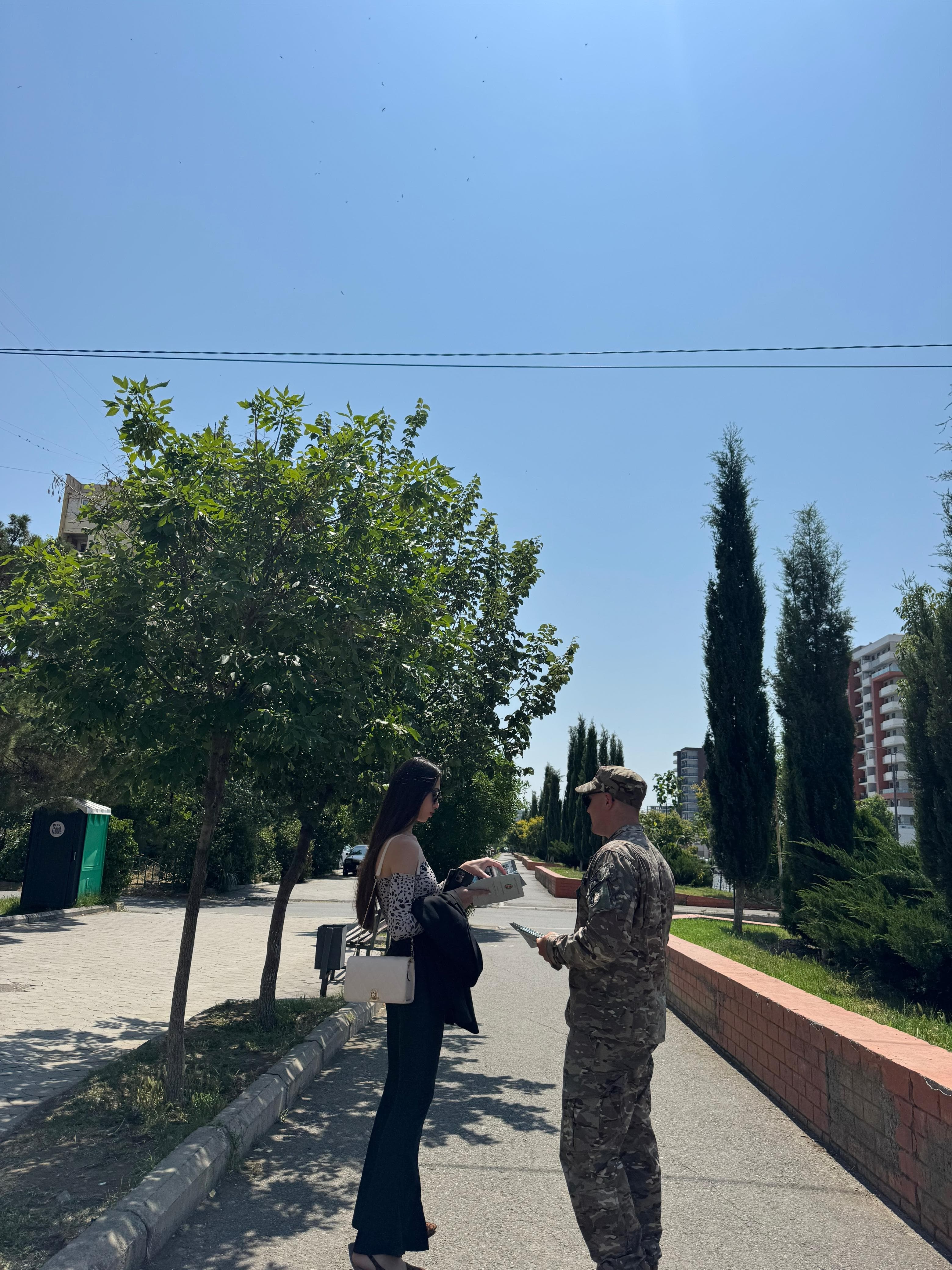 <p style="text-align: justify"><span style="color: rgb(8, 8, 9)">ეროვნული თავდაცვის აკადემიის საგანმანათლებლო პროგრამების პოპულარიზაციის, საკანდიდატო კურსზე მსმენელების მოზიდვის და აკადემიის შესახებ ცნობადობის გაზრდის მიზნით უმცროს ოფიცერთა მომზადების სკოლის საკანდიდატო კურსის მსმენელებმა ქვეყნის მასშტაბით საზოგადოების თავშეყრის ადგილებში აკადემიის და საკანდიდატო კურსის შესახებ საინფორმაციო-სარეკლამო ბუკლეტები გაავრცელეს.</span></p><p style="text-align: justify"><span style="color: rgb(8, 8, 9)">ეროვნული თავდაცვის აკადემიაში საკანდიდატო კურსზე საბუთების მიღება მიმდინარეობს. აღნიშნულ კურსზე ჩასარიცხმა კანდიდატებმა საბუთები უნდა წარმოადგინონ 2025 წლის 26 ივნისის ჩათვლით შემდეგ მისამართზე ქ. გორი, ცხინვალის გზატკეცილი მე-3 კილომეტრი.</span></p><p style="text-align: justify"><span style="color: rgb(8, 8, 9)">კურსზე მიიღებიან:</span></p><p style="text-align: justify"><span style="color: rgb(8, 8, 9)">➤ უმაღლესი განათლების მქონე საქართველოს მოქალაქეები, რომლებსაც არ გაუვლიათ წვევამდელთა ეროვნული სამხედრო სამსახური, იმყოფებიან წვევამდელთა ეროვნული სამხედრო სამსახურის აღრიცხვაზე და არ შესრულებიათ 27 წელი.</span></p><p style="text-align: justify"><span style="color: rgb(8, 8, 9)">➤ ქალები, რომლებიც არ იმყოფებიან წვევამდელთა ეროვნული სამხედრო სამსახურის აღრიცხვაზე;</span></p><p style="text-align: justify"><span style="color: rgb(8, 8, 9)">➤ უმაღლესი განათლების მქონე, რეზერვში (რიგითები, კაპრალები, სერჟანტები) მყოფი საქართველოს მოქალაქეები 30 წლის ჩათვლით;</span></p><p style="text-align: justify"><span style="color: rgb(8, 8, 9)">➤ უმაღლესი განათლების მქონე, პროფესიულ საკონტრაქტო სამხედრო სამსახურში მყოფი (რიგითები, კაპრალები, სერჟანტები) საქართველოს მოქალაქეები 30 წლის ჩათვლით;</span></p><p style="text-align: justify"><span style="color: rgb(8, 8, 9)">➤ სამედიცინო განათლების და ექიმის შესაბამისი სერტიფიკატის მქონე პირები 35 წლის ჩათვლით.</span></p><p style="text-align: justify"><span style="color: rgb(8, 8, 9)">➤ უმაღლესი განათლების მქონე ეროვნული გვარდიის ტერიტორიულ რეზერვში მყოფი (რიგითები, კაპრალები, სერჟანტები) საქართველოს მოქალაქეები 30 წლის ჩათვლით;</span></p><p style="text-align: justify"><span style="color: rgb(8, 8, 9)">: </span><a target="_blank" rel="noopener noreferrer nofollow" class="text-brand-500 underline" href="https://eta.edu.ge/ge/page/109/gaxdi-msmeneli"><span style="color: rgb(0, 100, 209)"><strong>https://eta.edu.ge/ge/page/109/gaxdi-msmeneli</strong></span></a></p><p style="text-align: justify"><span style="color: rgb(8, 8, 9)">საკონტაქტო ინფორმაცია:</span></p><p style="text-align: justify"><span style="color: rgb(8, 8, 9)">: </span><a target="_blank" rel="noopener noreferrer nofollow" class="text-brand-500 underline" href="mailto:jotc@eta.edu.ge"><span style="color: rgb(8, 8, 9)">jotc@eta.edu.ge</span></a><span style="color: rgb(8, 8, 9)">;</span></p><p style="text-align: justify"><span style="color: rgb(8, 8, 9)">: 577 39 01 94; 599 90 15 61;</span></p><p style="text-align: justify"><span style="color: rgb(8, 8, 9)">: გორი, ცხინვალის გზატკეცილი მე-3 კმ;</span></p><p style="text-align: justify"><span style="color: rgb(8, 8, 9)">სამუშაო საათები:</span></p><p style="text-align: justify"><span style="color: rgb(8, 8, 9)">ორშაბათი-ხუთშაბათი 09:00 -17:00 სთ; პარასკევი 09:00-15:00 სთ.</span></p>