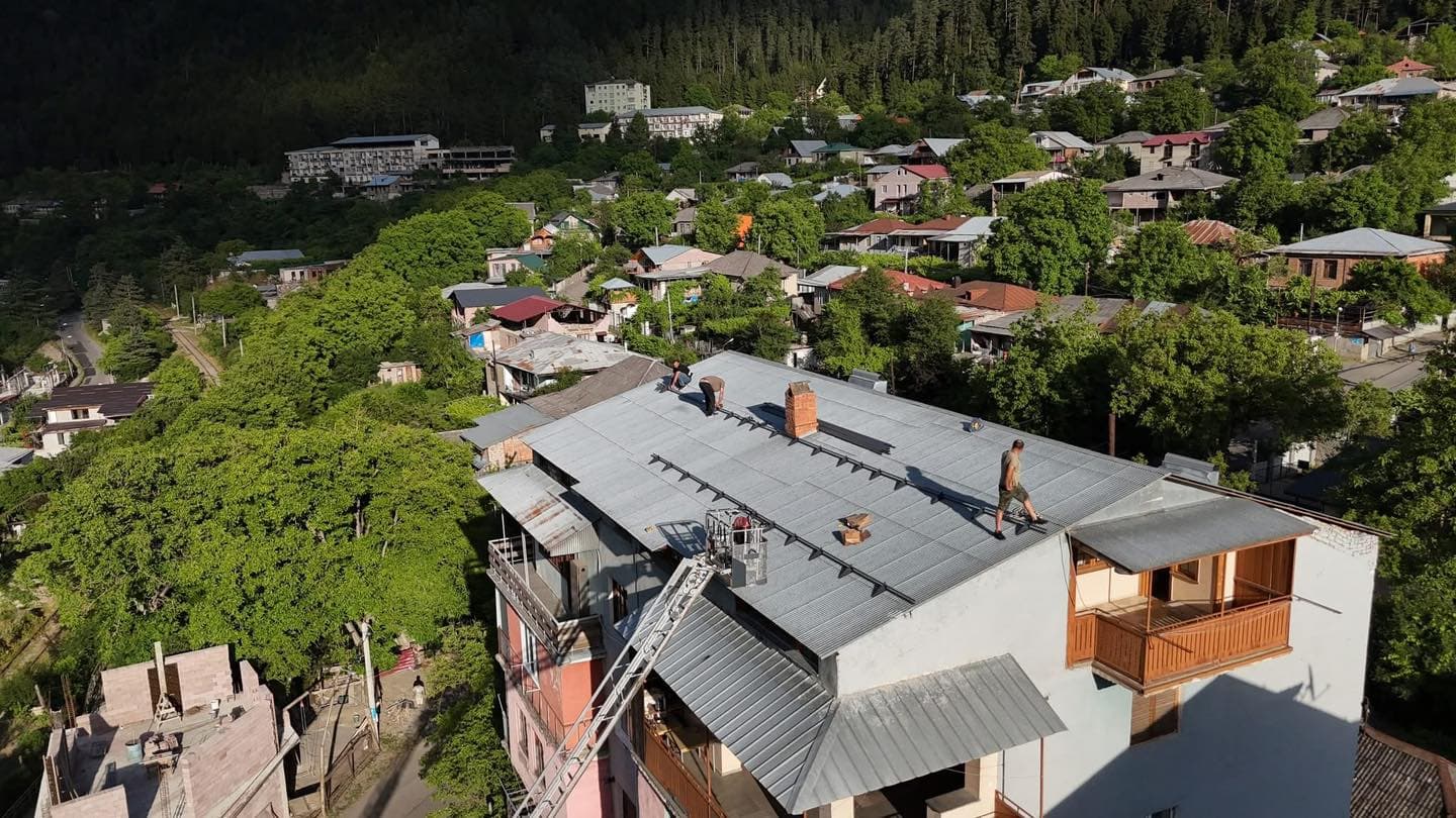 <p style="text-align: justify">ბორჯომის მუნიციპალიტეტის დაფინანსებით, ხუთი საცხოვრებელი სახლის სახურავის რეაბილიტაცია მიმდინარეობს.</p><p style="text-align: justify">პროექტი „ბინათმესაკუთრეთა ამხანაგობის ხელშეწყობის“ პროგრამის ფარგლებში ხორციელდება.</p><p style="text-align: justify">მუნიციპალიტეტის მერიის ინფორმაციით, ამ ეტაპზე, სამი საცხოვრებელი სახლის სახურავის რეაბილიტაცია დასკვნით ფაზაშია, ხოლო ორ მისამართზე სარეაბილიტაციო სამუშაოები ინტენსიურ რეჟიმში მიმდინარეობს.</p>