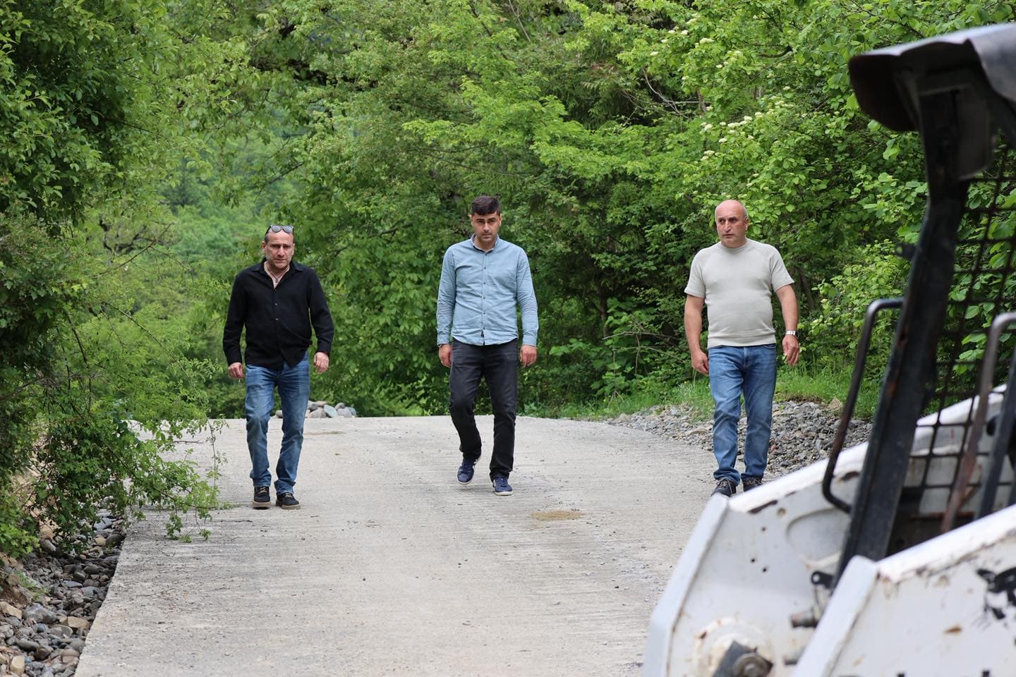 <p style="text-align: justify">ბორჯომის მუნიციპალიტეტის მერმა ოთარ არბოლიშვილმა, მერის მოადგილე გიორგი ტაბატაძესთან და ადგილობრივი თვითმმართველობის წარმომადგენლებთან ერთად, დაბა ახალდაბასა და სოფელ ყვიბისში მიმდინარე ინფრასტრუქტურული პროექტები დაათვალიერა.</p><p style="text-align: justify">მუნიციპალიტეტის მერიის ინფორმაციით, სოფელ ყვიბისში, მამათა მონასტერთან მისასვლელი გზის რეაბილიტაციის მეორე ეტაპით გათვალისწინებული სამუშაოები მიმდინარეობს.</p><p style="text-align: justify">დაბა ახალდაბაში კი ასფალტის ახალი საფარი ე.წ. „ნეძვის გზის“ 2.2 კმ-იან მონაკვეთზე იგება.</p><p style="text-align: justify">ამასთან, ახალდაბაში, ბორჯომის ქუჩაზე, თანამედროვე სტანდარტების შესაბამისი სპორტული მოედანი და სკვერი ეწყობა. პროექტი ტერიტორიის გამწვანებას, ატრაქციონების, ფანჩატურის, გარე განათების სისტემების დამონტაჟებას, წყლისა და წყალარინების ქსელის მოწყობას ითვალისწინებს.</p>