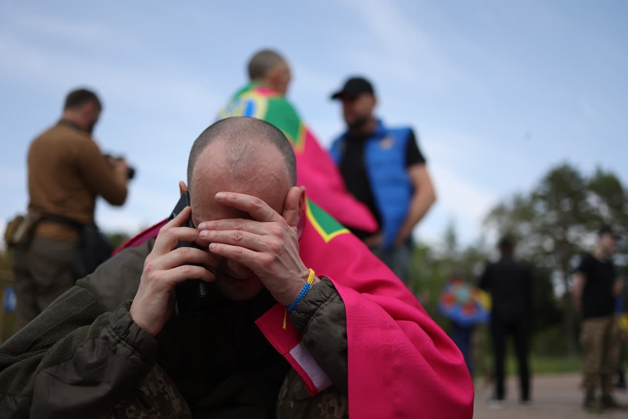 <p style="text-align: justify">უკრაინამ და რუსეთმა 14 ივნისს, ტყვეთა მორიგი გაცვლა განახორციელეს. ეს მიმდინარე კვირაში მეოთხე გაცვლაა.</p><p style="text-align: justify">უკრაინის პრეზიდენტის ვოლოდიმირ ზელენსკის განცხადებით, გათავისუფლებულთა შორის ბევრია, ვინც 2022 წლიდან ტყვეობაში იმყოფებოდა. ესენი არიან უკრაინის შეიარაღებული ძალების, ეროვნული გვარდიის, სახელმწიფო სასაზღვრო სამსახურისა და სახელმწიფო სპეციალური სატრანსპორტო სამსახურის ჯარისკაცები.</p><p style="text-align: justify">სამხედრო ტყვეების მოპყრობის საკოორდინაციო შტაბმა განმარტა, რომ დაჭრილი და ჯანმრთელობის პრობლემების მქონე ჯარისკაცები სახლში დააბრუნეს. დღეს გათავისუფლებული დამცველების მნიშვნელოვანი ნაწილი მარიუპოლის დაცვის დროს დაატყვევეს.</p><p style="text-align: justify">დღეს გათავისუფლებული ჯარისკაცების უმეტესობა ოფიცერია. ასევე, გათავისუფლებულთაგან ზოგიერთი 25 წლამდე ასაკისაა.</p><p style="text-align: justify">სამშობლოში დონეცკის, ზაპოროჟიეს, ლუგანსკის, ხერსონის, ხარკოვის, სუმისა და კურსკის მიმართულებით მებრძოლი უკრაინელები დაბრუნდნენ.</p><p style="text-align: justify">როგორც ადამიანის უფლებათა დამცველმა დიმიტრი ლუბინეცმა განაცხადა, დაბრუნებული ჯარისკაცებიდან ყველაზე უფროსი 63 წლისაა, ყველაზე ახალგაზრდა კი - 21 წლის. გათავისუფლებულებს შორის არიან ისინიც, ვინც დაკარგულად ითვლებოდნენ.</p><p style="text-align: justify">სტამბოლში, მოლაპარაკებების მეორე რაუნდის დროს, უკრაინა და რუსეთი ტყვეთა ფართომასშტაბიან გაცვლაზე შეთანხმდნენ. მხარეები შეთანხმდნენ დაჭრილი და მძიმედ დაავადებული სამხედრო ტყვეების, ასევე 18-დან 25 წლამდე ასაკის ყველა სამხედრო მოსამსახურის გაცვლაზე.</p><p style="text-align: justify">გარდა ამისა, უკრაინა და რუსეთის ფედერაცია შეთანხმდნენ გარდაცვლილთა ცხედრების გაცვლაზე "6000/6000"-ზე ფორმატით. ცხედრების დაბრუნება 11 და 13 ივნისს, ასევე დღეს, 14 ივნისს მოხდა. სულ უკრაინაში უკვე 3600-ზე მეტი დაღუპულის ცხედარი დააბრუნეს.</p><div class="iframe-wrapper"><iframe src="https://www.facebook.com/plugins/post.php?href=https%3A%2F%2Fwww.facebook.com%2Fzelenskyy.official%2Fposts%2Fpfbid0B2gmU6dsKsnkPM3tYWwi3ijPLVzyL9ZgvPFLek3rekYcp9kcRWFA6RMAgg8Xk3ibl&amp;show_text=true&amp;width=500" frameborder="0" allowfullscreen="true" width="500" height="793" title="Embedded content" allow="autoplay; clipboard-write; encrypted-media; picture-in-picture; web-share" scrolling="no" style="border:none;overflow:hidden"></iframe></div>