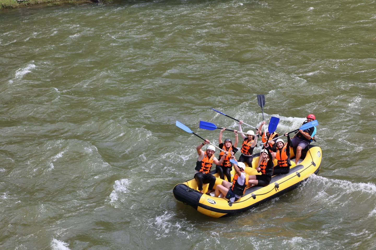 <p style="text-align: justify">ბორჯომის მუნიციპალიტეტის ორგანიზებით ახალგაზრდული ბანაკი ოფიციალურად გაიხსნა.</p><p style="text-align: justify">16-დან 20 წლამდე ახალგაზრდებმა ბანაკის გახსნის დღეს მონაწილეობა მიიღეს სხვადასხვა სპორტულ აქტივობაში - ფრენბურთი, ზიპლაინი, მშვილდ-ისრით სროლა, კედელზე ცოცვა, ჯომარდობა.</p><p style="text-align: justify">მუნიციპალიტეტის მერიის ინფორმაციით, ბანაკის გახსნის ღონისძიებას ბორჯომის მუნიციპალიტეტის საკრებულოს ფრაქცია „ქართული ოცნება - დემოკრატიული საქართველოს“ თავმჯდომარე ლევან თედიაშვილი და ახალგაზრდობასთან ურთიერთობის სპეციალისტი ლანა გიორგიძე დაესწრნენ. მათ ჯანსაღი ცხოვრების წესის მნიშვნელობაზე ისაუბრეს და ახალგაზრდებს წარმატებები უსურვეს.</p><p style="text-align: justify">ბანაკის მონაწილეები დალოცა დეკანოზმა იოანემ (ხეცურიანი).</p><p style="text-align: justify">ახალგაზრდული ბანაკი 21 ივნისს დაიხურება.</p>