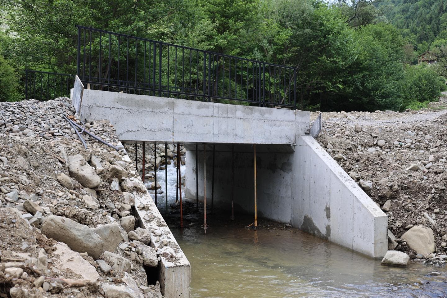 <p style="text-align: justify">ბორჯომის მუნიციპალიტეტის მერმა ოთარ არბოლიშვილმა, მერის მოადგილე გიორგი ტაბატაძესთან და ადგილობრივი თვითმმართველობის წარმომადგენლებთან ერთად, დაბა ახალდაბასა და სოფელ ყვიბისში მიმდინარე ინფრასტრუქტურული პროექტები დაათვალიერა.</p><p style="text-align: justify">მუნიციპალიტეტის მერიის ინფორმაციით, სოფელ ყვიბისში, მამათა მონასტერთან მისასვლელი გზის რეაბილიტაციის მეორე ეტაპით გათვალისწინებული სამუშაოები მიმდინარეობს.</p><p style="text-align: justify">დაბა ახალდაბაში კი ასფალტის ახალი საფარი ე.წ. „ნეძვის გზის“ 2.2 კმ-იან მონაკვეთზე იგება.</p><p style="text-align: justify">ამასთან, ახალდაბაში, ბორჯომის ქუჩაზე, თანამედროვე სტანდარტების შესაბამისი სპორტული მოედანი და სკვერი ეწყობა. პროექტი ტერიტორიის გამწვანებას, ატრაქციონების, ფანჩატურის, გარე განათების სისტემების დამონტაჟებას, წყლისა და წყალარინების ქსელის მოწყობას ითვალისწინებს.</p>