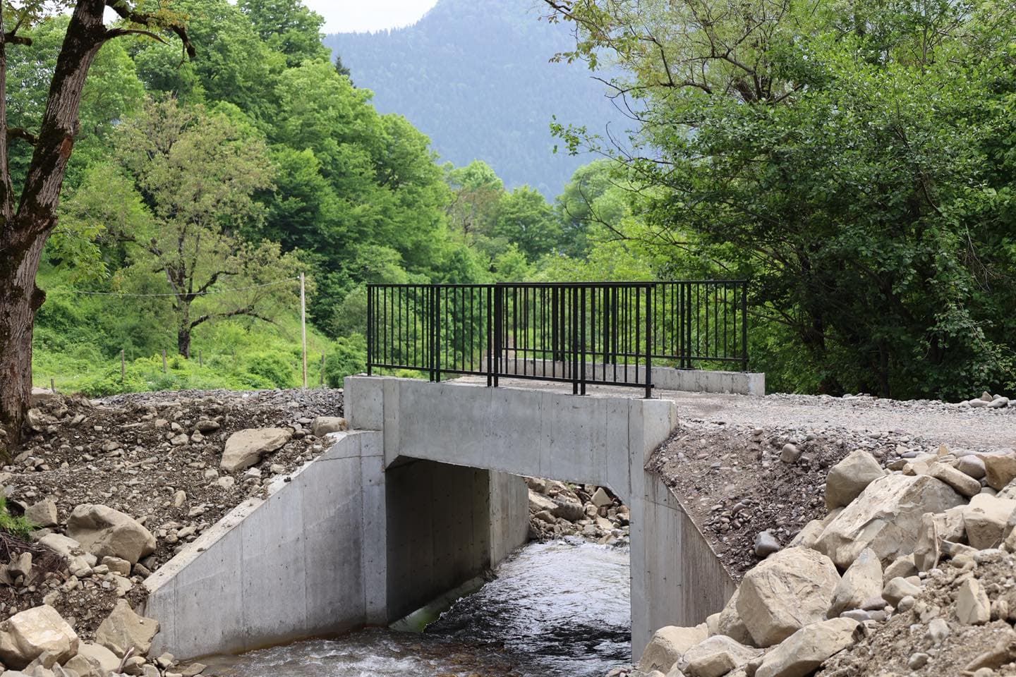 <p style="text-align: justify">ბორჯომის მუნიციპალიტეტის მერმა ოთარ არბოლიშვილმა, მერის მოადგილე გიორგი ტაბატაძესთან და ადგილობრივი თვითმმართველობის წარმომადგენლებთან ერთად, დაბა ახალდაბასა და სოფელ ყვიბისში მიმდინარე ინფრასტრუქტურული პროექტები დაათვალიერა.</p><p style="text-align: justify">მუნიციპალიტეტის მერიის ინფორმაციით, სოფელ ყვიბისში, მამათა მონასტერთან მისასვლელი გზის რეაბილიტაციის მეორე ეტაპით გათვალისწინებული სამუშაოები მიმდინარეობს.</p><p style="text-align: justify">დაბა ახალდაბაში კი ასფალტის ახალი საფარი ე.წ. „ნეძვის გზის“ 2.2 კმ-იან მონაკვეთზე იგება.</p><p style="text-align: justify">ამასთან, ახალდაბაში, ბორჯომის ქუჩაზე, თანამედროვე სტანდარტების შესაბამისი სპორტული მოედანი და სკვერი ეწყობა. პროექტი ტერიტორიის გამწვანებას, ატრაქციონების, ფანჩატურის, გარე განათების სისტემების დამონტაჟებას, წყლისა და წყალარინების ქსელის მოწყობას ითვალისწინებს.</p>