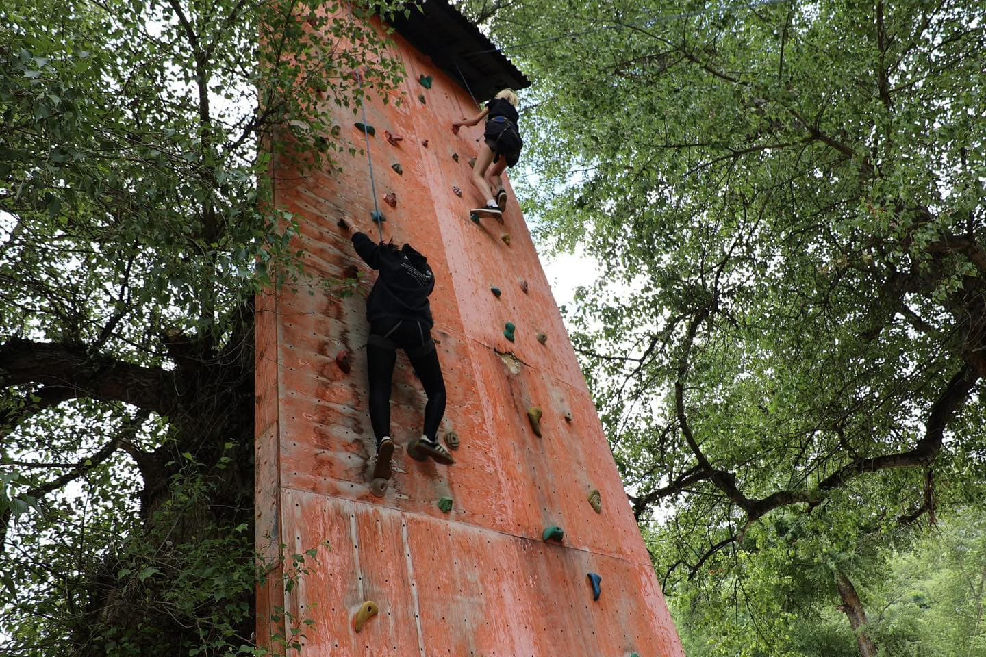 <p style="text-align: justify">ბორჯომის მუნიციპალიტეტის ორგანიზებით ახალგაზრდული ბანაკი ოფიციალურად გაიხსნა.</p><p style="text-align: justify">16-დან 20 წლამდე ახალგაზრდებმა ბანაკის გახსნის დღეს მონაწილეობა მიიღეს სხვადასხვა სპორტულ აქტივობაში - ფრენბურთი, ზიპლაინი, მშვილდ-ისრით სროლა, კედელზე ცოცვა, ჯომარდობა.</p><p style="text-align: justify">მუნიციპალიტეტის მერიის ინფორმაციით, ბანაკის გახსნის ღონისძიებას ბორჯომის მუნიციპალიტეტის საკრებულოს ფრაქცია „ქართული ოცნება - დემოკრატიული საქართველოს“ თავმჯდომარე ლევან თედიაშვილი და ახალგაზრდობასთან ურთიერთობის სპეციალისტი ლანა გიორგიძე დაესწრნენ. მათ ჯანსაღი ცხოვრების წესის მნიშვნელობაზე ისაუბრეს და ახალგაზრდებს წარმატებები უსურვეს.</p><p style="text-align: justify">ბანაკის მონაწილეები დალოცა დეკანოზმა იოანემ (ხეცურიანი).</p><p style="text-align: justify">ახალგაზრდული ბანაკი 21 ივნისს დაიხურება.</p>