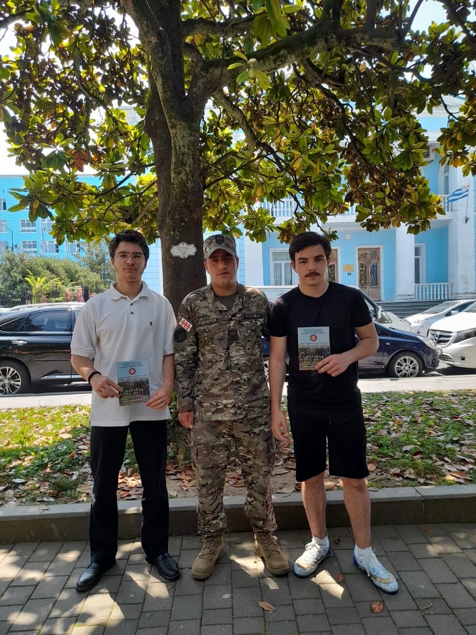 <p style="text-align: justify"><span style="color: rgb(8, 8, 9)">ეროვნული თავდაცვის აკადემიის საგანმანათლებლო პროგრამების პოპულარიზაციის, საკანდიდატო კურსზე მსმენელების მოზიდვის და აკადემიის შესახებ ცნობადობის გაზრდის მიზნით უმცროს ოფიცერთა მომზადების სკოლის საკანდიდატო კურსის მსმენელებმა ქვეყნის მასშტაბით საზოგადოების თავშეყრის ადგილებში აკადემიის და საკანდიდატო კურსის შესახებ საინფორმაციო-სარეკლამო ბუკლეტები გაავრცელეს.</span></p><p style="text-align: justify"><span style="color: rgb(8, 8, 9)">ეროვნული თავდაცვის აკადემიაში საკანდიდატო კურსზე საბუთების მიღება მიმდინარეობს. აღნიშნულ კურსზე ჩასარიცხმა კანდიდატებმა საბუთები უნდა წარმოადგინონ 2025 წლის 26 ივნისის ჩათვლით შემდეგ მისამართზე ქ. გორი, ცხინვალის გზატკეცილი მე-3 კილომეტრი.</span></p><p style="text-align: justify"><span style="color: rgb(8, 8, 9)">კურსზე მიიღებიან:</span></p><p style="text-align: justify"><span style="color: rgb(8, 8, 9)">➤ უმაღლესი განათლების მქონე საქართველოს მოქალაქეები, რომლებსაც არ გაუვლიათ წვევამდელთა ეროვნული სამხედრო სამსახური, იმყოფებიან წვევამდელთა ეროვნული სამხედრო სამსახურის აღრიცხვაზე და არ შესრულებიათ 27 წელი.</span></p><p style="text-align: justify"><span style="color: rgb(8, 8, 9)">➤ ქალები, რომლებიც არ იმყოფებიან წვევამდელთა ეროვნული სამხედრო სამსახურის აღრიცხვაზე;</span></p><p style="text-align: justify"><span style="color: rgb(8, 8, 9)">➤ უმაღლესი განათლების მქონე, რეზერვში (რიგითები, კაპრალები, სერჟანტები) მყოფი საქართველოს მოქალაქეები 30 წლის ჩათვლით;</span></p><p style="text-align: justify"><span style="color: rgb(8, 8, 9)">➤ უმაღლესი განათლების მქონე, პროფესიულ საკონტრაქტო სამხედრო სამსახურში მყოფი (რიგითები, კაპრალები, სერჟანტები) საქართველოს მოქალაქეები 30 წლის ჩათვლით;</span></p><p style="text-align: justify"><span style="color: rgb(8, 8, 9)">➤ სამედიცინო განათლების და ექიმის შესაბამისი სერტიფიკატის მქონე პირები 35 წლის ჩათვლით.</span></p><p style="text-align: justify"><span style="color: rgb(8, 8, 9)">➤ უმაღლესი განათლების მქონე ეროვნული გვარდიის ტერიტორიულ რეზერვში მყოფი (რიგითები, კაპრალები, სერჟანტები) საქართველოს მოქალაქეები 30 წლის ჩათვლით;</span></p><p style="text-align: justify"><span style="color: rgb(8, 8, 9)">: </span><a target="_blank" rel="noopener noreferrer nofollow" class="text-brand-500 underline" href="https://eta.edu.ge/ge/page/109/gaxdi-msmeneli"><span style="color: rgb(0, 100, 209)"><strong>https://eta.edu.ge/ge/page/109/gaxdi-msmeneli</strong></span></a></p><p style="text-align: justify"><span style="color: rgb(8, 8, 9)">საკონტაქტო ინფორმაცია:</span></p><p style="text-align: justify"><span style="color: rgb(8, 8, 9)">: </span><a target="_blank" rel="noopener noreferrer nofollow" class="text-brand-500 underline" href="mailto:jotc@eta.edu.ge"><span style="color: rgb(8, 8, 9)">jotc@eta.edu.ge</span></a><span style="color: rgb(8, 8, 9)">;</span></p><p style="text-align: justify"><span style="color: rgb(8, 8, 9)">: 577 39 01 94; 599 90 15 61;</span></p><p style="text-align: justify"><span style="color: rgb(8, 8, 9)">: გორი, ცხინვალის გზატკეცილი მე-3 კმ;</span></p><p style="text-align: justify"><span style="color: rgb(8, 8, 9)">სამუშაო საათები:</span></p><p style="text-align: justify"><span style="color: rgb(8, 8, 9)">ორშაბათი-ხუთშაბათი 09:00 -17:00 სთ; პარასკევი 09:00-15:00 სთ.</span></p>