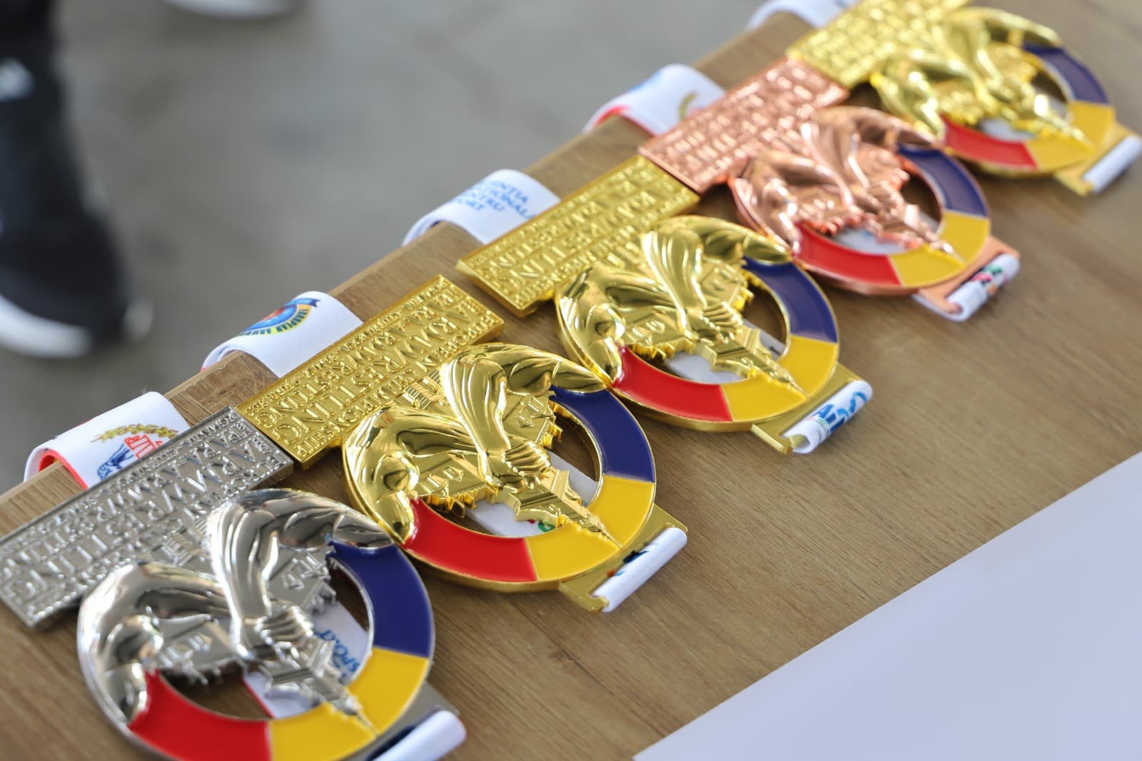 <p style="text-align: justify">თერჯოლის მუნიციპალიტეტში ოლიმპიზმის საერთაშორისო დღე სპორტული ღონისძიებებით აღინიშნა. ქალაქის ცენტრალურ ქუჩაზე მოეწყო მძლეოსნური გარბენი.</p><p style="text-align: justify">ლაშა გოგიაშვილის სახელობის სკვერში &nbsp;წარმოდგენილი იყო ტურნირები &nbsp;მკლავჭიდში, შაშსა და ნარდში. ღონისძიებას ესწრებოდა საპატიო სტუმარი, ოლიმპიური ჩემპიონი, პარამკლავჭიდელი &nbsp;ვახტანგ ახობაძე.</p><p style="text-align: justify">დღესვე ოლიმპიზმის დღესთან დაკავშირებული ღონისძიებების დასასრულს, გამარჯვებული სპორტსმენების დაჯილდოების ცერემონია გაიმართა.</p><p style="text-align: justify">ოლიმპიზმის საერთაშორისო დღისადმი მიძღვნილ ღონისძიებებს, თერჯოლის მუნიციპალიტეტის მერი მანუჩარ რობაქიძე, საკრებულოს თავმჯდომარის მოადგილე ჯემალ ისაკაძე, მერის მოადგილეები, საკრებულოს დეპუტატები, მერიის და ააიპიების წარმომადგენლები დაესწრნენ.</p><p style="text-align: justify">ღონისძიებები, თერჯოლის &nbsp;მუნიციპალიტეტის მერიის კულტურის სამსახურის, ააიპიების, საქართველოს ოლიმპიური კომიტეტის იმერეთის რეგიონული ორგანიზაციის მხარდაჭერით განხორციელდა.</p>