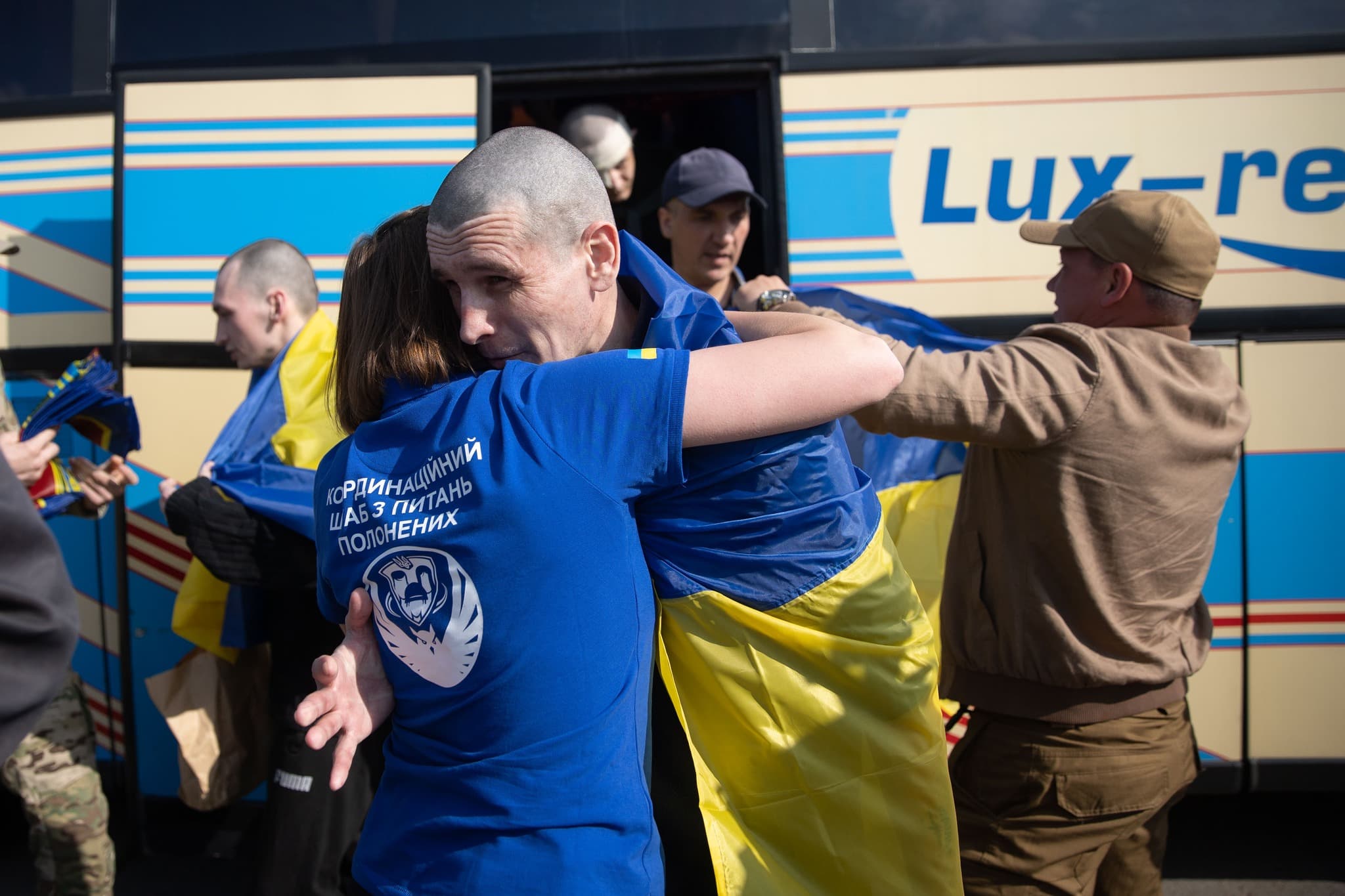 <p style="text-align: justify">სამშაბათს, 10 ივნისს, უკრაინამ და რუსეთმა ტყვეთა მორიგი განახორციელეს.</p><p style="text-align: justify">უკრაინის პრეზიდენტის განცხადებით, ტყვეების გაცვლა უნდა გაგრძელდეს.</p><p style="text-align: justify">"ჩვენ ვაგრძელებთ ჩვენი ხალხის დაბრუნებას, რაზეც სტამბოლში შევთანხმდით. დღეს არის ჩვენი მძიმედ დაჭრილი და დაშავებული ჯარისკაცების რუსული ტყვეობიდან დაბრუნების პირველი ეტაპი. მათ ყველას სასწრაფო სამედიცინო დახმარება სჭირდებათ. ეს მნიშვნელოვანი ჰუმანიტარული აქტია“, - განაცხადა ზელენსკიმ.</p><p style="text-align: justify">მისი თქმით, შესაძლებელი გახდა ჯარისკაცების დაბრუნება უკრაინის თავდაცვისა და უსაფრთხოების ძალების სხვადასხვა კომპონენტიდან: შეიარაღებული ძალებიდან, ეროვნული გვარდიიდან, უკრაინის სახელმწიფო სასაზღვრო სამსახურიდან და სახელმწიფო სპეციალური სატრანსპორტო სამსახურიდან.</p><p style="text-align: justify">"გაცვლა უნდა გაგრძელდეს. ჩვენ ყველაფერს ვაკეთებთ იმისათვის, რომ ვიპოვოთ და დავაბრუნოთ თითოეული ადამიანი, ვინც ტყვეობაშია. მადლობელი ვარ ყველას, ვინც გვეხმარება“, - აღნიშნა პრეზიდენტმა.</p><div class="iframe-wrapper"><iframe src="https://www.facebook.com/plugins/post.php?href=https%3A%2F%2Fwww.facebook.com%2Fzelenskyy.official%2Fposts%2Fpfbid02CSNZAJ5d7jkVvsqUgh4Zcydb2jJo5kBybDDYEfm9dNGou2AwcNE8WMECRgkt8Kiil&amp;show_text=true&amp;width=500" frameborder="0" allowfullscreen="true" width="500" height="812" title="Embedded content" allow="autoplay; clipboard-write; encrypted-media; picture-in-picture; web-share" scrolling="no" style="border:none;overflow:hidden"></iframe></div>