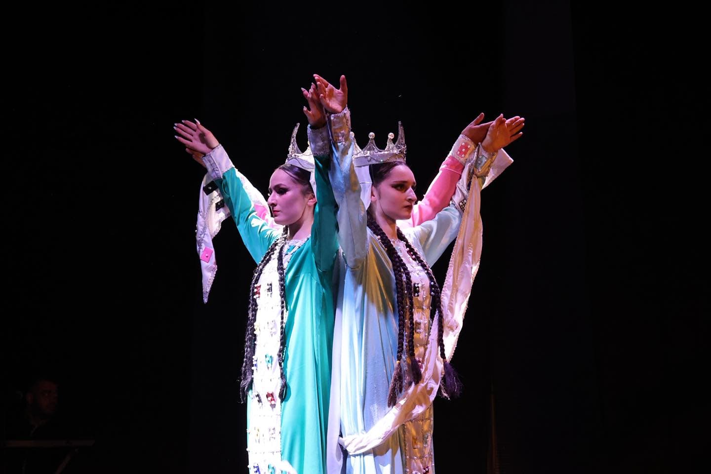 <p style="text-align: justify">სახელმწიფო რწმუნებული ზაალ გელაშვილი და ბორჯომის მუნიციპალიტეტის მერი ოთარ არბოლიშვილი, დაბა წაღვერის კულტურის სახლთან არსებულ ქორეოგრაფიულ ანსამბლ "სამეფოს" (ანსამბლის ხელმძღვანელი გიორგი ანთია) კონცერტს დაესწრნენ.</p><p style="text-align: justify">კულტურის სახლში გამართულ კონცერტს, ასევე ბორჯომის მერის მოადგილე გიორგი ტაბატაძე, საკრებულოს თავმჯდომარის მოადგილე გიორგი ფერაძე, სამხარეო ადმინისტრაციის წარმომადგენლები, ბაკურიანის განვითარების სააგენტოს თავმჯდომარე ეკატერინე ორჯონიკიძე, ჭიათურისა და საჩხერის, ბორჯომისა და ბაკურიანის მიტროპოლიტო დანიელი, ადგილობრივი თვითმმართველობის წევრები მოქალაქეები და სასულიერო პირები ესწრებოდნენ.</p><div class="iframe-wrapper"><iframe src="https://www.facebook.com/plugins/post.php?href=https%3A%2F%2Fwww.facebook.com%2Fpermalink.php%3Fstory_fbid%3Dpfbid02KUiCeFETV7db8q8PmNk5mnef86ELsxK4yJBdwHFjY2PtPLnQReHvyFSTqzaKWtorl%26id%3D100067222093058&amp;show_text=true&amp;width=500" frameborder="0" allowfullscreen="true" width="500" height="844" title="Embedded content" allow="autoplay; clipboard-write; encrypted-media; picture-in-picture; web-share" scrolling="no" style="border:none;overflow:hidden"></iframe></div>