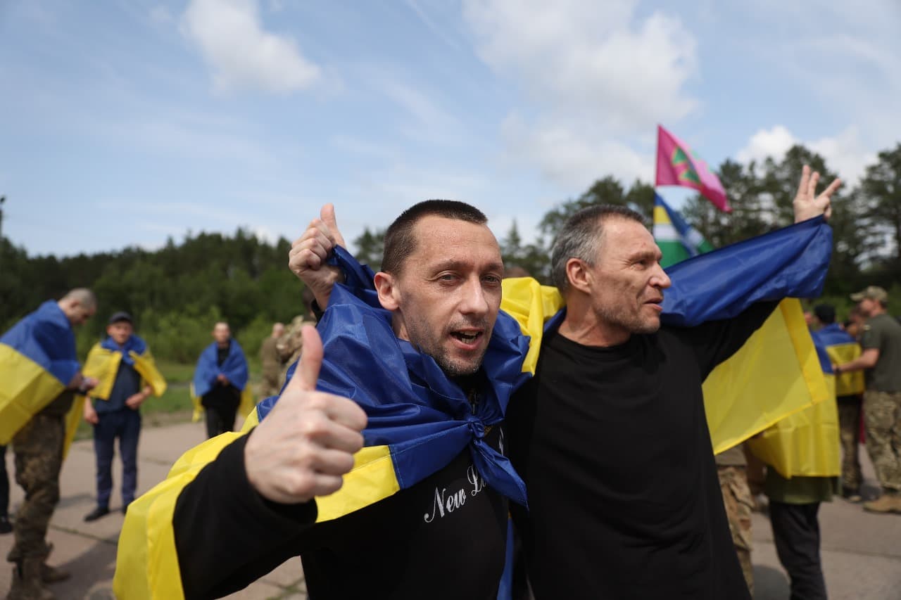 <p style="text-align: justify">უკრაინამ და რუსეთმა 14 ივნისს, ტყვეთა მორიგი გაცვლა განახორციელეს. ეს მიმდინარე კვირაში მეოთხე გაცვლაა.</p><p style="text-align: justify">უკრაინის პრეზიდენტის ვოლოდიმირ ზელენსკის განცხადებით, გათავისუფლებულთა შორის ბევრია, ვინც 2022 წლიდან ტყვეობაში იმყოფებოდა. ესენი არიან უკრაინის შეიარაღებული ძალების, ეროვნული გვარდიის, სახელმწიფო სასაზღვრო სამსახურისა და სახელმწიფო სპეციალური სატრანსპორტო სამსახურის ჯარისკაცები.</p><p style="text-align: justify">სამხედრო ტყვეების მოპყრობის საკოორდინაციო შტაბმა განმარტა, რომ დაჭრილი და ჯანმრთელობის პრობლემების მქონე ჯარისკაცები სახლში დააბრუნეს. დღეს გათავისუფლებული დამცველების მნიშვნელოვანი ნაწილი მარიუპოლის დაცვის დროს დაატყვევეს.</p><p style="text-align: justify">დღეს გათავისუფლებული ჯარისკაცების უმეტესობა ოფიცერია. ასევე, გათავისუფლებულთაგან ზოგიერთი 25 წლამდე ასაკისაა.</p><p style="text-align: justify">სამშობლოში დონეცკის, ზაპოროჟიეს, ლუგანსკის, ხერსონის, ხარკოვის, სუმისა და კურსკის მიმართულებით მებრძოლი უკრაინელები დაბრუნდნენ.</p><p style="text-align: justify">როგორც ადამიანის უფლებათა დამცველმა დიმიტრი ლუბინეცმა განაცხადა, დაბრუნებული ჯარისკაცებიდან ყველაზე უფროსი 63 წლისაა, ყველაზე ახალგაზრდა კი - 21 წლის. გათავისუფლებულებს შორის არიან ისინიც, ვინც დაკარგულად ითვლებოდნენ.</p><p style="text-align: justify">სტამბოლში, მოლაპარაკებების მეორე რაუნდის დროს, უკრაინა და რუსეთი ტყვეთა ფართომასშტაბიან გაცვლაზე შეთანხმდნენ. მხარეები შეთანხმდნენ დაჭრილი და მძიმედ დაავადებული სამხედრო ტყვეების, ასევე 18-დან 25 წლამდე ასაკის ყველა სამხედრო მოსამსახურის გაცვლაზე.</p><p style="text-align: justify">გარდა ამისა, უკრაინა და რუსეთის ფედერაცია შეთანხმდნენ გარდაცვლილთა ცხედრების გაცვლაზე "6000/6000"-ზე ფორმატით. ცხედრების დაბრუნება 11 და 13 ივნისს, ასევე დღეს, 14 ივნისს მოხდა. სულ უკრაინაში უკვე 3600-ზე მეტი დაღუპულის ცხედარი დააბრუნეს.</p><div class="iframe-wrapper"><iframe src="https://www.facebook.com/plugins/post.php?href=https%3A%2F%2Fwww.facebook.com%2Fzelenskyy.official%2Fposts%2Fpfbid0B2gmU6dsKsnkPM3tYWwi3ijPLVzyL9ZgvPFLek3rekYcp9kcRWFA6RMAgg8Xk3ibl&amp;show_text=true&amp;width=500" frameborder="0" allowfullscreen="true" width="500" height="793" title="Embedded content" allow="autoplay; clipboard-write; encrypted-media; picture-in-picture; web-share" scrolling="no" style="border:none;overflow:hidden"></iframe></div>