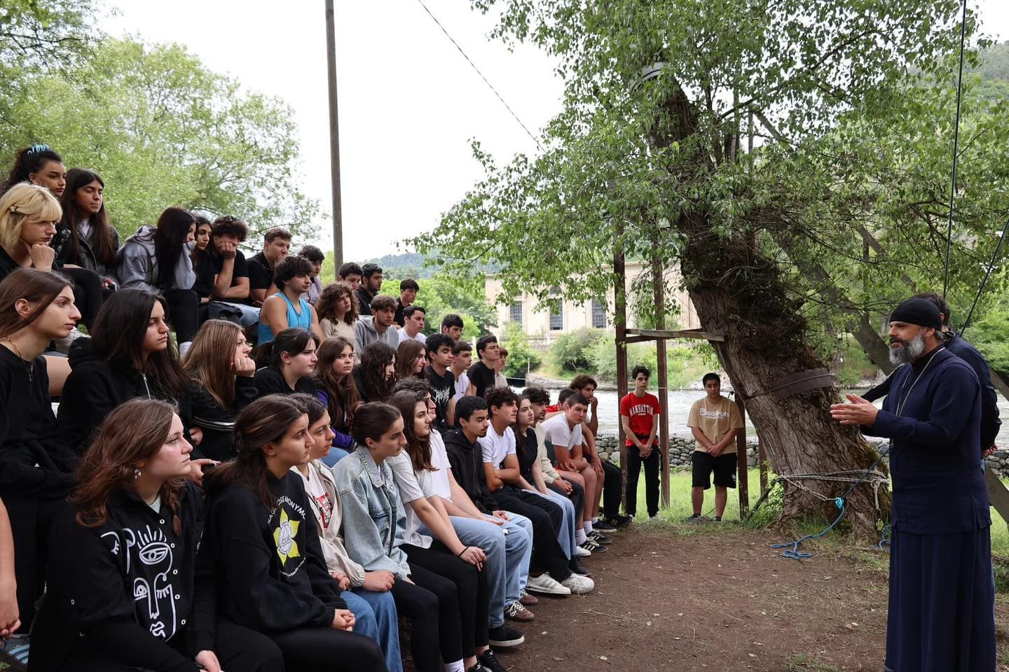 <p style="text-align: justify">ბორჯომის მუნიციპალიტეტის ორგანიზებით ახალგაზრდული ბანაკი ოფიციალურად გაიხსნა.</p><p style="text-align: justify">16-დან 20 წლამდე ახალგაზრდებმა ბანაკის გახსნის დღეს მონაწილეობა მიიღეს სხვადასხვა სპორტულ აქტივობაში - ფრენბურთი, ზიპლაინი, მშვილდ-ისრით სროლა, კედელზე ცოცვა, ჯომარდობა.</p><p style="text-align: justify">მუნიციპალიტეტის მერიის ინფორმაციით, ბანაკის გახსნის ღონისძიებას ბორჯომის მუნიციპალიტეტის საკრებულოს ფრაქცია „ქართული ოცნება - დემოკრატიული საქართველოს“ თავმჯდომარე ლევან თედიაშვილი და ახალგაზრდობასთან ურთიერთობის სპეციალისტი ლანა გიორგიძე დაესწრნენ. მათ ჯანსაღი ცხოვრების წესის მნიშვნელობაზე ისაუბრეს და ახალგაზრდებს წარმატებები უსურვეს.</p><p style="text-align: justify">ბანაკის მონაწილეები დალოცა დეკანოზმა იოანემ (ხეცურიანი).</p><p style="text-align: justify">ახალგაზრდული ბანაკი 21 ივნისს დაიხურება.</p>