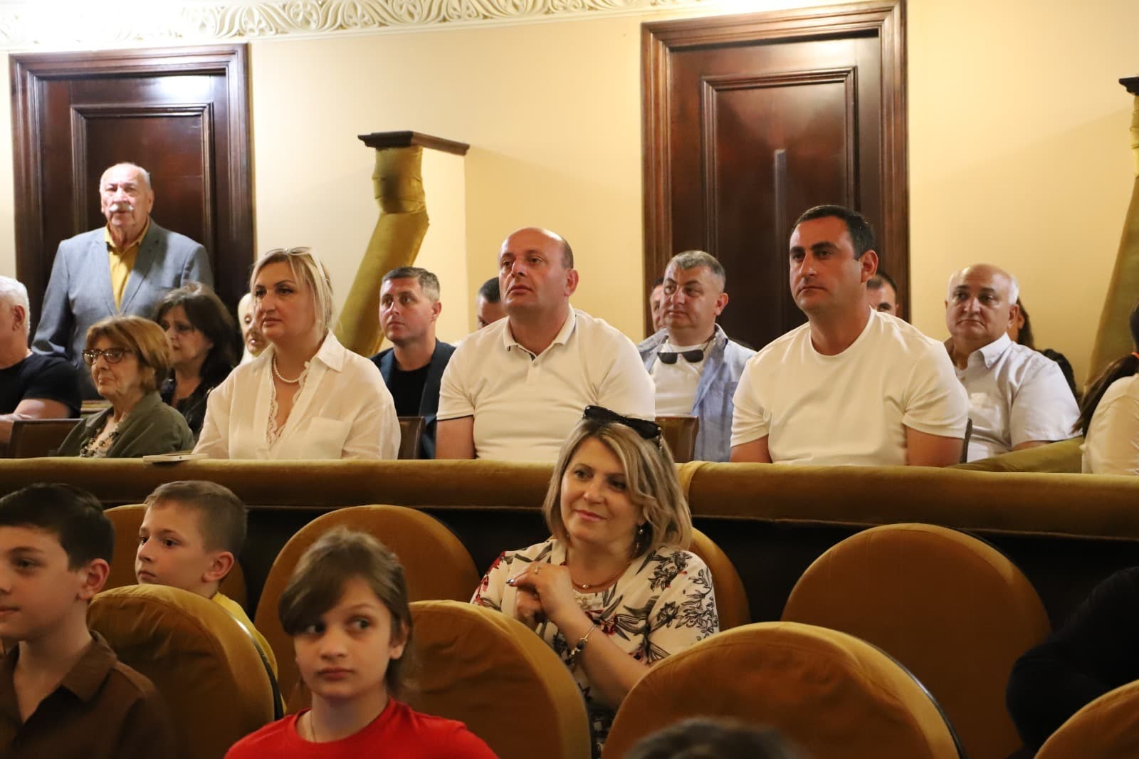 <p style="text-align: justify">22 ივნისს, ქუთაისის ლადო მესხიშვილის სახელობის თეატრის სცენაზე, ფესტივალ "თეატრალური იმერეთი 2025"-ის ფარგლებში, თერჯოლის სახალხო თეატრმა მაყურებლის წინაშე იასმინა რეზას მოტივებზე შექმნილი &nbsp;შავი კომედია – "ომის ღმერთი“ წარადგინა.</p><p style="text-align: justify">სპექტაკლმა დამსწრე საზოგადოების მოწონება დაიმსახურა – თანამედროვე ოჯახის პრობლები, ურთიერთობები, დაპირისპირება, ირონია და სხვა მნიშვნელოვანი თემები ერთ სცენაზე გაერთიანდა.</p><p style="text-align: justify">წარმოდგენას &nbsp;თერჯოლის მუნიციპალიტეტის მერი მანუჩარ რობაქიძე, საკრებულოს თავმჯდომარის მოადგილე დავით გოგბერაშვილი, მერიის კულტურის, განათლების, სპორტისა და ახალგაზრდულ საქმეთა &nbsp;სამსახურის ხელმძღვანელი მაკა ასათიანი და ადგილობრივი თვითმმართველობების წარმომადგენლები ესწრებოდნენ.</p><p style="text-align: justify">თეატრალური ფესტივალი &nbsp;იმერეთში &nbsp;მეთექვსმეტედ იმართება და &nbsp;მისი წარმდგენები არიან: საქართველოს კულტურის &nbsp;სამინისტრო, იმერეთში სახელმწიფო რწმუნებულის ადმინისტრაცია, ქუთაისის მერია, საქართველოს თეატრალური საზოგადოება და იმერეთის რეგიონის მუნიციპალიტეტები.</p>