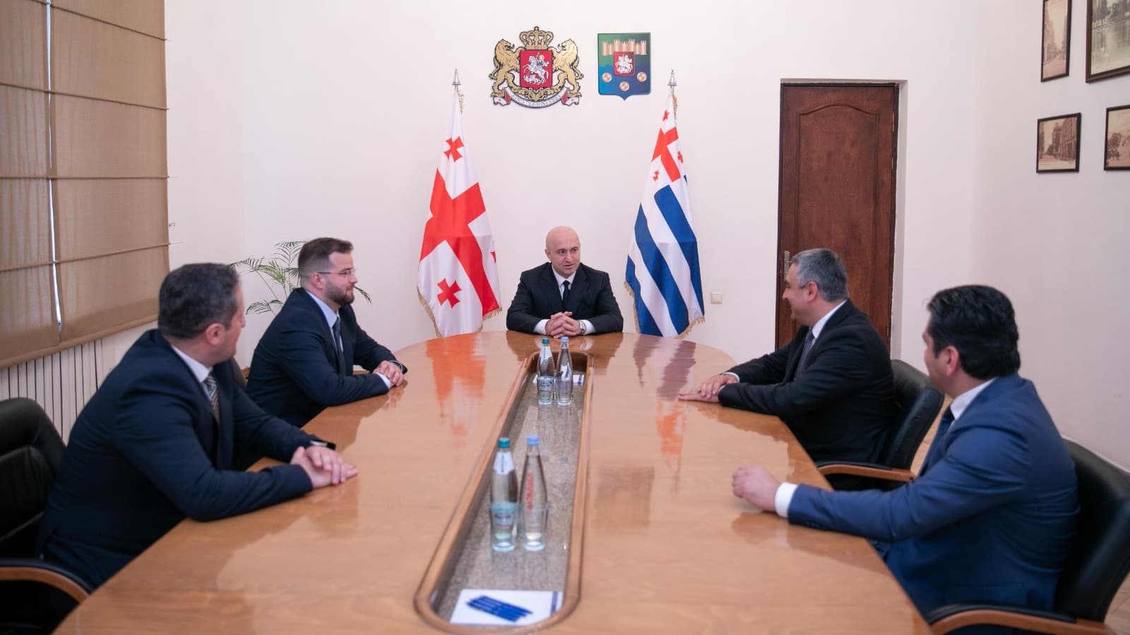 Frontnews image description