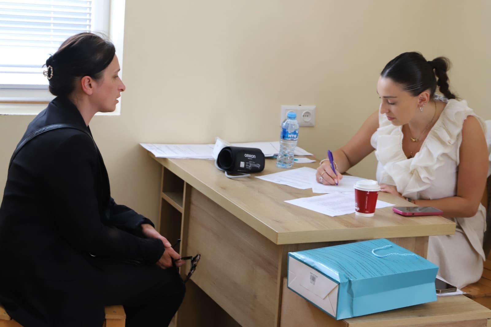 <p style="text-align: justify">5 ივნისს, თერჯოლის მუნიციპალიტეტში შაქრიანი დიაბეტის მქონე პაციენტებს უფასო კონსულტაციები ჩაუტარდათ.&nbsp;</p><p style="text-align: justify">პაციენტებს კონსულტაციები ენდოკრინოლოგიის ეროვნული ინსტიტუტის ექიმებმა ჩაუტარეს.</p><p style="text-align: justify">აქციის ფარგლებში ბენეფიციარებმა მიიღეს &nbsp;შემდეგ მომსახურება:<br>- საერთო ქოლესტერინის განსაზღვრა;<br>- გლუკოზის განსაზღვრა სისხლში;<br>- ფარისებრი ჯირკვლის ექოსკოპიური კვლევა.</p><p style="text-align: justify">"სამედიცინო აქცია &nbsp;მუნიციპალიტეტის მერიის მხარდაჭერით და სოციალური სამსახურის ორგანიზებით &nbsp;მოეწყო, აღნიშნული აქციის მიზანი კი &nbsp;მოქალაქეებზე ზრუნვა, დაავადების &nbsp;დროული პრევენცია და &nbsp;მკურნალობის ხელშეწყობაა", - აღნიშნავენ მუნიციპალიტეტის მერიაში.</p>