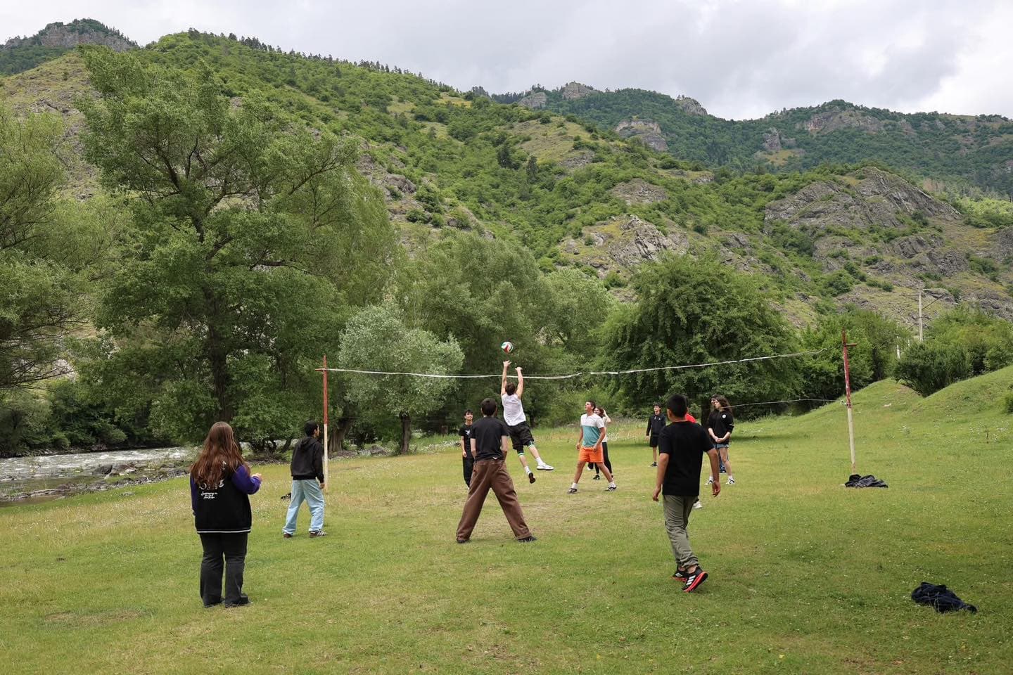 <p style="text-align: justify">ბორჯომის მუნიციპალიტეტის ორგანიზებით ახალგაზრდული ბანაკი ოფიციალურად გაიხსნა.</p><p style="text-align: justify">16-დან 20 წლამდე ახალგაზრდებმა ბანაკის გახსნის დღეს მონაწილეობა მიიღეს სხვადასხვა სპორტულ აქტივობაში - ფრენბურთი, ზიპლაინი, მშვილდ-ისრით სროლა, კედელზე ცოცვა, ჯომარდობა.</p><p style="text-align: justify">მუნიციპალიტეტის მერიის ინფორმაციით, ბანაკის გახსნის ღონისძიებას ბორჯომის მუნიციპალიტეტის საკრებულოს ფრაქცია „ქართული ოცნება - დემოკრატიული საქართველოს“ თავმჯდომარე ლევან თედიაშვილი და ახალგაზრდობასთან ურთიერთობის სპეციალისტი ლანა გიორგიძე დაესწრნენ. მათ ჯანსაღი ცხოვრების წესის მნიშვნელობაზე ისაუბრეს და ახალგაზრდებს წარმატებები უსურვეს.</p><p style="text-align: justify">ბანაკის მონაწილეები დალოცა დეკანოზმა იოანემ (ხეცურიანი).</p><p style="text-align: justify">ახალგაზრდული ბანაკი 21 ივნისს დაიხურება.</p>