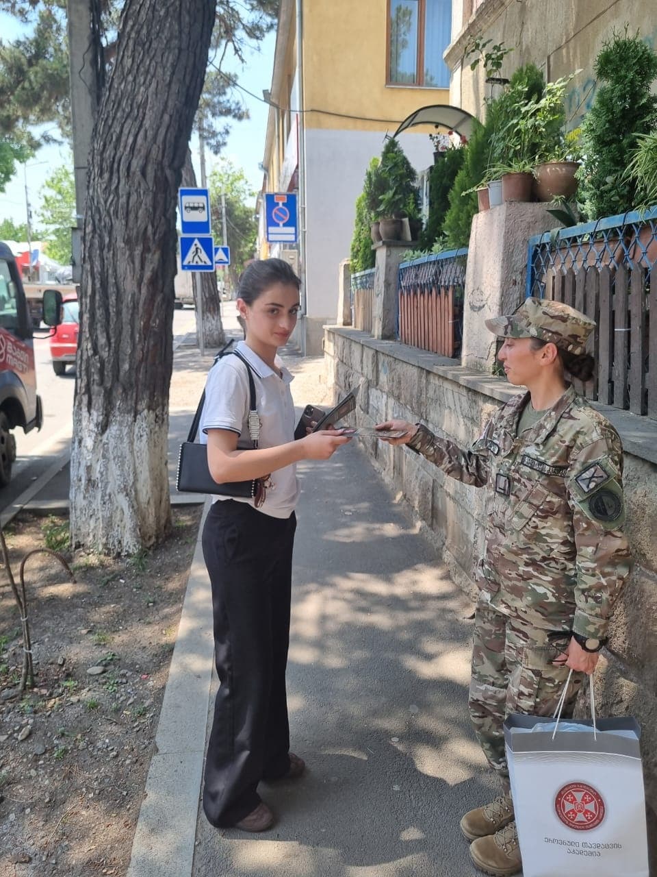 <p style="text-align: justify"><span style="color: rgb(8, 8, 9)">ეროვნული თავდაცვის აკადემიის საგანმანათლებლო პროგრამების პოპულარიზაციის, საკანდიდატო კურსზე მსმენელების მოზიდვის და აკადემიის შესახებ ცნობადობის გაზრდის მიზნით უმცროს ოფიცერთა მომზადების სკოლის საკანდიდატო კურსის მსმენელებმა ქვეყნის მასშტაბით საზოგადოების თავშეყრის ადგილებში აკადემიის და საკანდიდატო კურსის შესახებ საინფორმაციო-სარეკლამო ბუკლეტები გაავრცელეს.</span></p><p style="text-align: justify"><span style="color: rgb(8, 8, 9)">ეროვნული თავდაცვის აკადემიაში საკანდიდატო კურსზე საბუთების მიღება მიმდინარეობს. აღნიშნულ კურსზე ჩასარიცხმა კანდიდატებმა საბუთები უნდა წარმოადგინონ 2025 წლის 26 ივნისის ჩათვლით შემდეგ მისამართზე ქ. გორი, ცხინვალის გზატკეცილი მე-3 კილომეტრი.</span></p><p style="text-align: justify"><span style="color: rgb(8, 8, 9)">კურსზე მიიღებიან:</span></p><p style="text-align: justify"><span style="color: rgb(8, 8, 9)">➤ უმაღლესი განათლების მქონე საქართველოს მოქალაქეები, რომლებსაც არ გაუვლიათ წვევამდელთა ეროვნული სამხედრო სამსახური, იმყოფებიან წვევამდელთა ეროვნული სამხედრო სამსახურის აღრიცხვაზე და არ შესრულებიათ 27 წელი.</span></p><p style="text-align: justify"><span style="color: rgb(8, 8, 9)">➤ ქალები, რომლებიც არ იმყოფებიან წვევამდელთა ეროვნული სამხედრო სამსახურის აღრიცხვაზე;</span></p><p style="text-align: justify"><span style="color: rgb(8, 8, 9)">➤ უმაღლესი განათლების მქონე, რეზერვში (რიგითები, კაპრალები, სერჟანტები) მყოფი საქართველოს მოქალაქეები 30 წლის ჩათვლით;</span></p><p style="text-align: justify"><span style="color: rgb(8, 8, 9)">➤ უმაღლესი განათლების მქონე, პროფესიულ საკონტრაქტო სამხედრო სამსახურში მყოფი (რიგითები, კაპრალები, სერჟანტები) საქართველოს მოქალაქეები 30 წლის ჩათვლით;</span></p><p style="text-align: justify"><span style="color: rgb(8, 8, 9)">➤ სამედიცინო განათლების და ექიმის შესაბამისი სერტიფიკატის მქონე პირები 35 წლის ჩათვლით.</span></p><p style="text-align: justify"><span style="color: rgb(8, 8, 9)">➤ უმაღლესი განათლების მქონე ეროვნული გვარდიის ტერიტორიულ რეზერვში მყოფი (რიგითები, კაპრალები, სერჟანტები) საქართველოს მოქალაქეები 30 წლის ჩათვლით;</span></p><p style="text-align: justify"><span style="color: rgb(8, 8, 9)">: </span><a target="_blank" rel="noopener noreferrer nofollow" class="text-brand-500 underline" href="https://eta.edu.ge/ge/page/109/gaxdi-msmeneli"><span style="color: rgb(0, 100, 209)"><strong>https://eta.edu.ge/ge/page/109/gaxdi-msmeneli</strong></span></a></p><p style="text-align: justify"><span style="color: rgb(8, 8, 9)">საკონტაქტო ინფორმაცია:</span></p><p style="text-align: justify"><span style="color: rgb(8, 8, 9)">: </span><a target="_blank" rel="noopener noreferrer nofollow" class="text-brand-500 underline" href="mailto:jotc@eta.edu.ge"><span style="color: rgb(8, 8, 9)">jotc@eta.edu.ge</span></a><span style="color: rgb(8, 8, 9)">;</span></p><p style="text-align: justify"><span style="color: rgb(8, 8, 9)">: 577 39 01 94; 599 90 15 61;</span></p><p style="text-align: justify"><span style="color: rgb(8, 8, 9)">: გორი, ცხინვალის გზატკეცილი მე-3 კმ;</span></p><p style="text-align: justify"><span style="color: rgb(8, 8, 9)">სამუშაო საათები:</span></p><p style="text-align: justify"><span style="color: rgb(8, 8, 9)">ორშაბათი-ხუთშაბათი 09:00 -17:00 სთ; პარასკევი 09:00-15:00 სთ.</span></p>