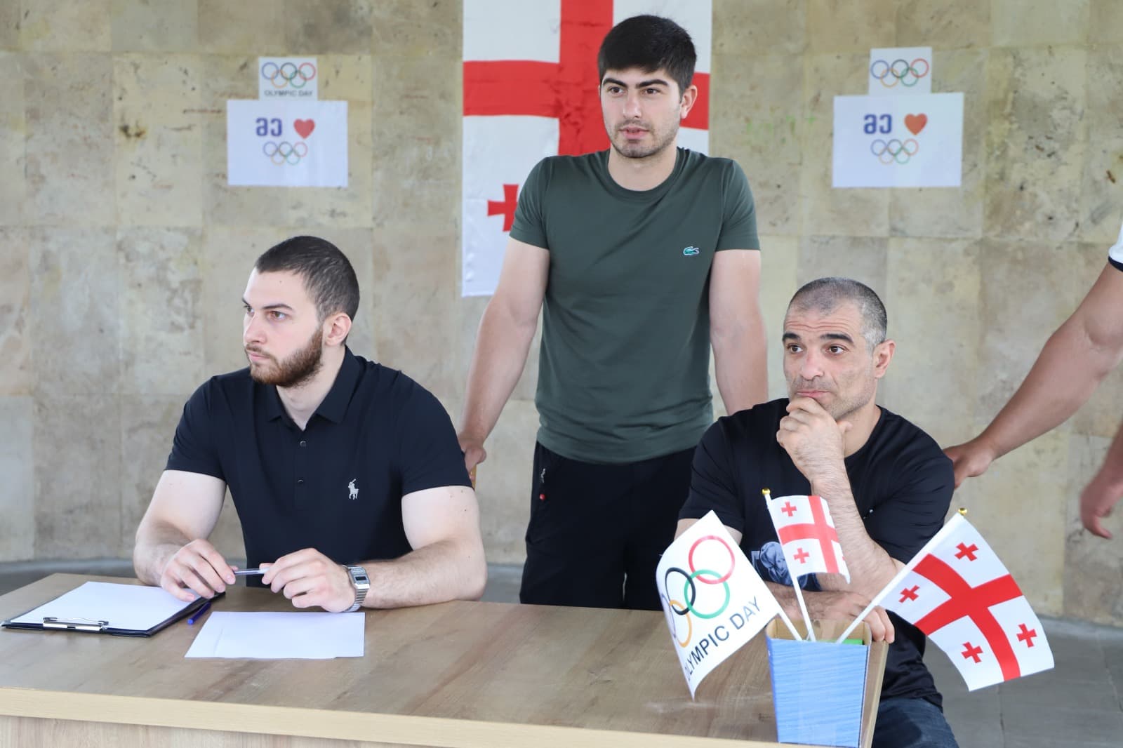 <p style="text-align: justify">თერჯოლის მუნიციპალიტეტში ოლიმპიზმის საერთაშორისო დღე სპორტული ღონისძიებებით აღინიშნა. ქალაქის ცენტრალურ ქუჩაზე მოეწყო მძლეოსნური გარბენი.</p><p style="text-align: justify">ლაშა გოგიაშვილის სახელობის სკვერში &nbsp;წარმოდგენილი იყო ტურნირები &nbsp;მკლავჭიდში, შაშსა და ნარდში. ღონისძიებას ესწრებოდა საპატიო სტუმარი, ოლიმპიური ჩემპიონი, პარამკლავჭიდელი &nbsp;ვახტანგ ახობაძე.</p><p style="text-align: justify">დღესვე ოლიმპიზმის დღესთან დაკავშირებული ღონისძიებების დასასრულს, გამარჯვებული სპორტსმენების დაჯილდოების ცერემონია გაიმართა.</p><p style="text-align: justify">ოლიმპიზმის საერთაშორისო დღისადმი მიძღვნილ ღონისძიებებს, თერჯოლის მუნიციპალიტეტის მერი მანუჩარ რობაქიძე, საკრებულოს თავმჯდომარის მოადგილე ჯემალ ისაკაძე, მერის მოადგილეები, საკრებულოს დეპუტატები, მერიის და ააიპიების წარმომადგენლები დაესწრნენ.</p><p style="text-align: justify">ღონისძიებები, თერჯოლის &nbsp;მუნიციპალიტეტის მერიის კულტურის სამსახურის, ააიპიების, საქართველოს ოლიმპიური კომიტეტის იმერეთის რეგიონული ორგანიზაციის მხარდაჭერით განხორციელდა.</p>