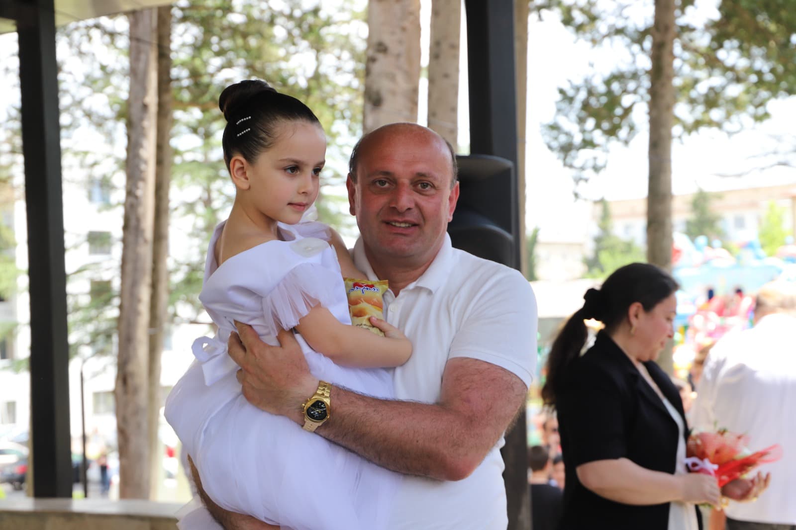 <p style="text-align: justify">თერჯოლაში ბავშვთა დაცვის საერთაშორისო დღესთან დაკავშირებით, სხვადასხვა გასართობი და შემეცნებითი ღონისძიება ჩატარდა.</p><p style="text-align: justify">მუნიციპალიტეტის მერიის ორგანიზებით, ლაშა გოგიაშვილის სახელობის სკვერში მოეწყო ბავშვთა გასართობი სივრცე, მრავალფეროვანი ატრაქციონებით - გასაბერი და სპორტული ბატუტი, ცხენების კარუსელი, მუსიკალური ჩაიდანის, ჰოკეის, აიწონას, ყვავილის და კალათბურთის აპარატები. &nbsp;</p><p style="text-align: justify">ა(ა)იპ თერჯოლის მოსწავლე ახალგაზრდობის მუნიციპალურ ცენტრმა წარმოადგინა &nbsp;მხატვრული ღონისძიება. ღონისძიებაში მოსწავლე ახალგაზრდობის სახლში არსებული ადგილობრივი ქორეოგრაფიული ანსამბლები და ინდივიდუალური შემსრულებლები მონაწილეობდნენ. მოეწყო ხელნაკეთი ნივთების გამოფენა, სახალისო ვიქტორინა.</p><p style="text-align: justify">ღონისძიებას თერჯოლის მუნიციპალიტეტის მერი მანუჩარ რობაქიძე, მერის მოადგილეები ზვიად ბაზაძე და &nbsp;მირზა ქოჩიაშვილი, საკრებულოს თავმჯდომარე გიორგი ბარათაშვილი და ადგილობრივი თვითმმართველობის წარმომადგენლები ესწრებოდნენ.</p><p style="text-align: justify">ხელმძღვანელმა პირებმა ბავშვებს 1 ივნისის დღესასწაული მიულოცეს და წარმატებები უსურვეს. 1 ივნისთან დაკავშირებით, მერიისგან ბავშვებს სიურპრიზად ნაყინები დაურიგდათ.</p>