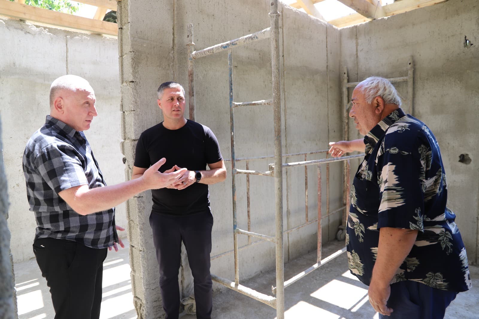 <p style="text-align: justify">თერჯოლის მუნიციპალიტეტის მერი მანუჩარ რობაქიძე, საკრებულოს თავმჯდომარის მოადგილე &nbsp;ჯემალ ისაკაძესთან ერთად, სოფელ ბარდუბანში, სტიქიის შედეგად დაზარალებული დავით მარგველაშვილის საცხოვრებელი სახლის მშენებლობის მიმდინარეობას გაეცნო.</p><p style="text-align: justify">მუნიციპალიტეტის მერიის ინფორმაციით, მშენებლობის ძირითადი ნაწილი უკვე დასრულებულია. ამ ეტაპზე, გადახურვის პროცესი მიმდინარეობს.</p><p style="text-align: justify">სამშენებლო სამუშაოებისთვის თანხა სტიქიის სალიკვიდაციო ღონისძიებების განხორციელების შესახებ მთავრობის განკარგულების შესაბამისად გამოიყო. სამუშაოების ღირებულება 44 800 ლარს შეადგენს.</p><p style="text-align: justify">მერთან ერთად, ადგილზე სოფელ ბარდუბნის დეპუტატი გოჩა ვერულაშვილი იმყოფებოდა.</p>