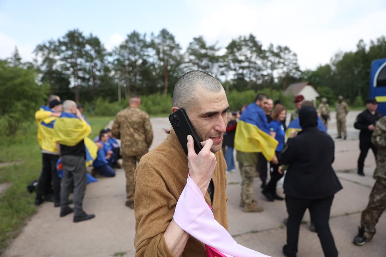 <p style="text-align: justify">უკრაინამ და რუსეთმა 14 ივნისს, ტყვეთა მორიგი გაცვლა განახორციელეს. ეს მიმდინარე კვირაში მეოთხე გაცვლაა.</p><p style="text-align: justify">უკრაინის პრეზიდენტის ვოლოდიმირ ზელენსკის განცხადებით, გათავისუფლებულთა შორის ბევრია, ვინც 2022 წლიდან ტყვეობაში იმყოფებოდა. ესენი არიან უკრაინის შეიარაღებული ძალების, ეროვნული გვარდიის, სახელმწიფო სასაზღვრო სამსახურისა და სახელმწიფო სპეციალური სატრანსპორტო სამსახურის ჯარისკაცები.</p><p style="text-align: justify">სამხედრო ტყვეების მოპყრობის საკოორდინაციო შტაბმა განმარტა, რომ დაჭრილი და ჯანმრთელობის პრობლემების მქონე ჯარისკაცები სახლში დააბრუნეს. დღეს გათავისუფლებული დამცველების მნიშვნელოვანი ნაწილი მარიუპოლის დაცვის დროს დაატყვევეს.</p><p style="text-align: justify">დღეს გათავისუფლებული ჯარისკაცების უმეტესობა ოფიცერია. ასევე, გათავისუფლებულთაგან ზოგიერთი 25 წლამდე ასაკისაა.</p><p style="text-align: justify">სამშობლოში დონეცკის, ზაპოროჟიეს, ლუგანსკის, ხერსონის, ხარკოვის, სუმისა და კურსკის მიმართულებით მებრძოლი უკრაინელები დაბრუნდნენ.</p><p style="text-align: justify">როგორც ადამიანის უფლებათა დამცველმა დიმიტრი ლუბინეცმა განაცხადა, დაბრუნებული ჯარისკაცებიდან ყველაზე უფროსი 63 წლისაა, ყველაზე ახალგაზრდა კი - 21 წლის. გათავისუფლებულებს შორის არიან ისინიც, ვინც დაკარგულად ითვლებოდნენ.</p><p style="text-align: justify">სტამბოლში, მოლაპარაკებების მეორე რაუნდის დროს, უკრაინა და რუსეთი ტყვეთა ფართომასშტაბიან გაცვლაზე შეთანხმდნენ. მხარეები შეთანხმდნენ დაჭრილი და მძიმედ დაავადებული სამხედრო ტყვეების, ასევე 18-დან 25 წლამდე ასაკის ყველა სამხედრო მოსამსახურის გაცვლაზე.</p><p style="text-align: justify">გარდა ამისა, უკრაინა და რუსეთის ფედერაცია შეთანხმდნენ გარდაცვლილთა ცხედრების გაცვლაზე "6000/6000"-ზე ფორმატით. ცხედრების დაბრუნება 11 და 13 ივნისს, ასევე დღეს, 14 ივნისს მოხდა. სულ უკრაინაში უკვე 3600-ზე მეტი დაღუპულის ცხედარი დააბრუნეს.</p><div class="iframe-wrapper"><iframe src="https://www.facebook.com/plugins/post.php?href=https%3A%2F%2Fwww.facebook.com%2Fzelenskyy.official%2Fposts%2Fpfbid0B2gmU6dsKsnkPM3tYWwi3ijPLVzyL9ZgvPFLek3rekYcp9kcRWFA6RMAgg8Xk3ibl&amp;show_text=true&amp;width=500" frameborder="0" allowfullscreen="true" width="500" height="793" title="Embedded content" allow="autoplay; clipboard-write; encrypted-media; picture-in-picture; web-share" scrolling="no" style="border:none;overflow:hidden"></iframe></div>