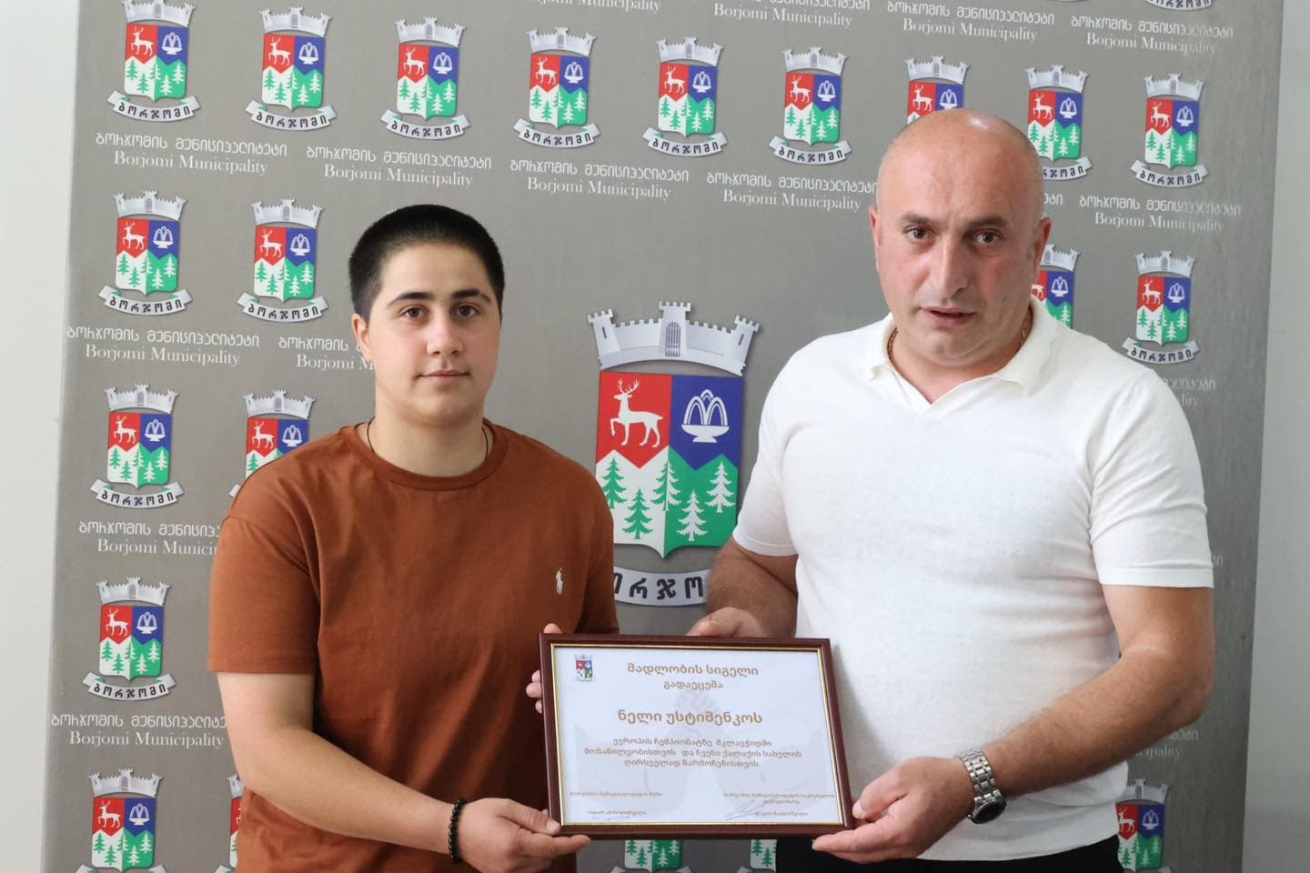 <p style="text-align: justify">ბორჯომის მუნიციპალიტეტის მერმა ოთარ არბოლიშვილმა და საკრებულოს თავმჯდომარე დავით ზაალიშვილმა მკლავჭიდში ევროპის ჩემპიონატში მონაწილე წარმატებულ ბორჯომელ სპორტსმენებს მადლობის სიგელები გადასცეს.</p><p style="text-align: justify">ბორჯომის სასპორტო სკოლის მკლავჭიდის სექციის სპორტსმენი გოგა ბლიაძე 50 კგ წონით კატეგორიაში ევროპის ჩემპიონი გახდა, ალექსანდრე კაპანაძემ მესამე ადგილი მოიპოვა, ხოლო ნელი უსტინენკო მეოთხე ადგილზე გავიდა.</p><p style="text-align: justify">მკლავჭიდის 2025 წლის ევროპის ჩემპიონატი რუმინეთის ქალაქ კლუჟ-ნაპოკაში გაიმართა.</p>