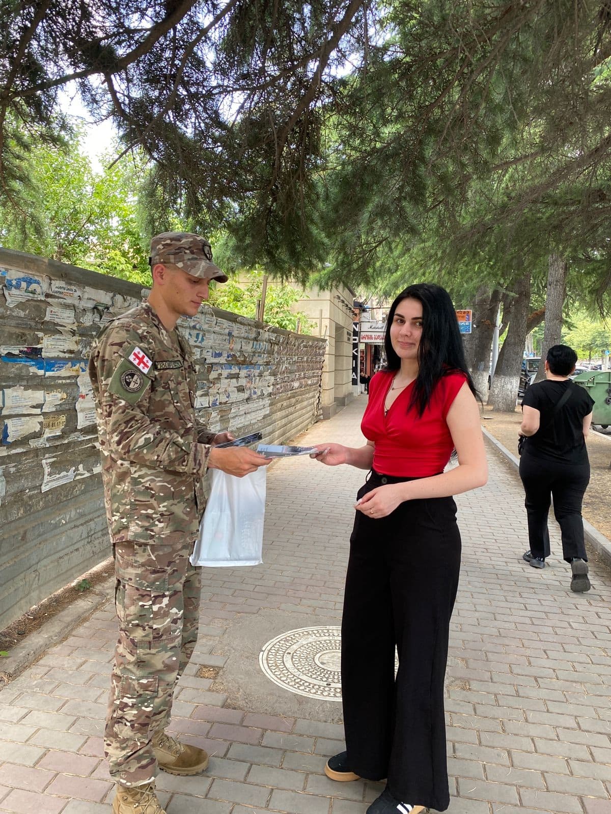 <p style="text-align: justify"><span style="color: rgb(8, 8, 9)">ეროვნული თავდაცვის აკადემიის საგანმანათლებლო პროგრამების პოპულარიზაციის, საკანდიდატო კურსზე მსმენელების მოზიდვის და აკადემიის შესახებ ცნობადობის გაზრდის მიზნით უმცროს ოფიცერთა მომზადების სკოლის საკანდიდატო კურსის მსმენელებმა ქვეყნის მასშტაბით საზოგადოების თავშეყრის ადგილებში აკადემიის და საკანდიდატო კურსის შესახებ საინფორმაციო-სარეკლამო ბუკლეტები გაავრცელეს.</span></p><p style="text-align: justify"><span style="color: rgb(8, 8, 9)">ეროვნული თავდაცვის აკადემიაში საკანდიდატო კურსზე საბუთების მიღება მიმდინარეობს. აღნიშნულ კურსზე ჩასარიცხმა კანდიდატებმა საბუთები უნდა წარმოადგინონ 2025 წლის 26 ივნისის ჩათვლით შემდეგ მისამართზე ქ. გორი, ცხინვალის გზატკეცილი მე-3 კილომეტრი.</span></p><p style="text-align: justify"><span style="color: rgb(8, 8, 9)">კურსზე მიიღებიან:</span></p><p style="text-align: justify"><span style="color: rgb(8, 8, 9)">➤ უმაღლესი განათლების მქონე საქართველოს მოქალაქეები, რომლებსაც არ გაუვლიათ წვევამდელთა ეროვნული სამხედრო სამსახური, იმყოფებიან წვევამდელთა ეროვნული სამხედრო სამსახურის აღრიცხვაზე და არ შესრულებიათ 27 წელი.</span></p><p style="text-align: justify"><span style="color: rgb(8, 8, 9)">➤ ქალები, რომლებიც არ იმყოფებიან წვევამდელთა ეროვნული სამხედრო სამსახურის აღრიცხვაზე;</span></p><p style="text-align: justify"><span style="color: rgb(8, 8, 9)">➤ უმაღლესი განათლების მქონე, რეზერვში (რიგითები, კაპრალები, სერჟანტები) მყოფი საქართველოს მოქალაქეები 30 წლის ჩათვლით;</span></p><p style="text-align: justify"><span style="color: rgb(8, 8, 9)">➤ უმაღლესი განათლების მქონე, პროფესიულ საკონტრაქტო სამხედრო სამსახურში მყოფი (რიგითები, კაპრალები, სერჟანტები) საქართველოს მოქალაქეები 30 წლის ჩათვლით;</span></p><p style="text-align: justify"><span style="color: rgb(8, 8, 9)">➤ სამედიცინო განათლების და ექიმის შესაბამისი სერტიფიკატის მქონე პირები 35 წლის ჩათვლით.</span></p><p style="text-align: justify"><span style="color: rgb(8, 8, 9)">➤ უმაღლესი განათლების მქონე ეროვნული გვარდიის ტერიტორიულ რეზერვში მყოფი (რიგითები, კაპრალები, სერჟანტები) საქართველოს მოქალაქეები 30 წლის ჩათვლით;</span></p><p style="text-align: justify"><span style="color: rgb(8, 8, 9)">: </span><a target="_blank" rel="noopener noreferrer nofollow" class="text-brand-500 underline" href="https://eta.edu.ge/ge/page/109/gaxdi-msmeneli"><span style="color: rgb(0, 100, 209)"><strong>https://eta.edu.ge/ge/page/109/gaxdi-msmeneli</strong></span></a></p><p style="text-align: justify"><span style="color: rgb(8, 8, 9)">საკონტაქტო ინფორმაცია:</span></p><p style="text-align: justify"><span style="color: rgb(8, 8, 9)">: </span><a target="_blank" rel="noopener noreferrer nofollow" class="text-brand-500 underline" href="mailto:jotc@eta.edu.ge"><span style="color: rgb(8, 8, 9)">jotc@eta.edu.ge</span></a><span style="color: rgb(8, 8, 9)">;</span></p><p style="text-align: justify"><span style="color: rgb(8, 8, 9)">: 577 39 01 94; 599 90 15 61;</span></p><p style="text-align: justify"><span style="color: rgb(8, 8, 9)">: გორი, ცხინვალის გზატკეცილი მე-3 კმ;</span></p><p style="text-align: justify"><span style="color: rgb(8, 8, 9)">სამუშაო საათები:</span></p><p style="text-align: justify"><span style="color: rgb(8, 8, 9)">ორშაბათი-ხუთშაბათი 09:00 -17:00 სთ; პარასკევი 09:00-15:00 სთ.</span></p>