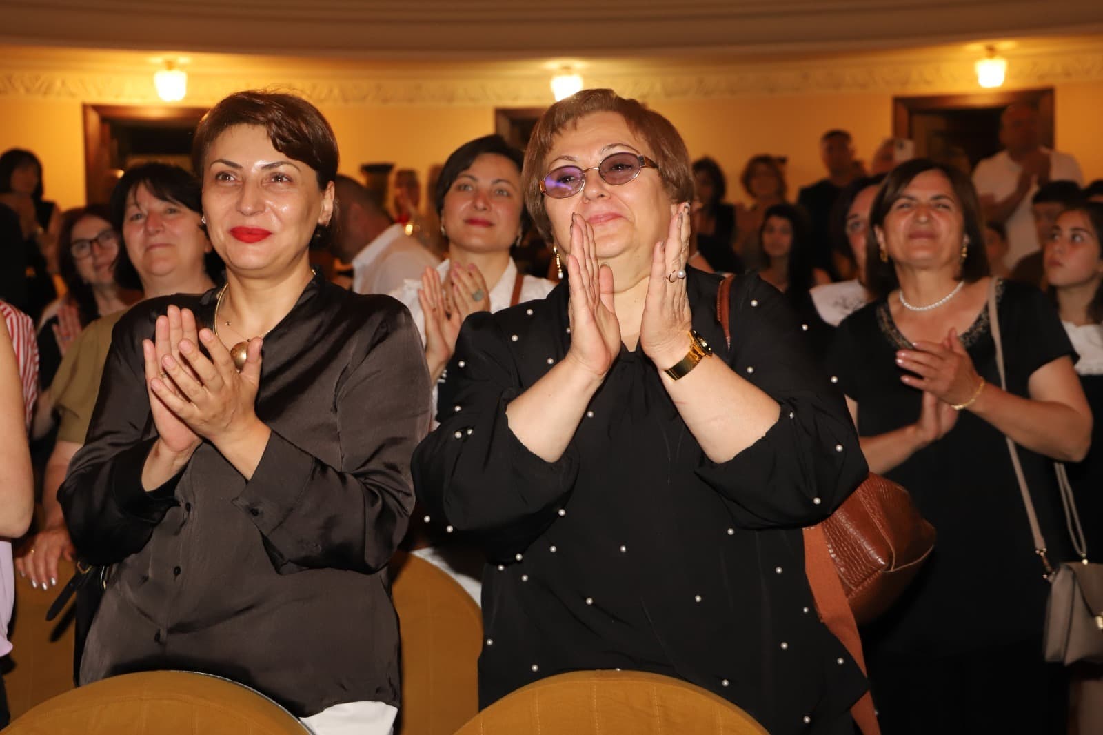 <p style="text-align: justify">22 ივნისს, ქუთაისის ლადო მესხიშვილის სახელობის თეატრის სცენაზე, ფესტივალ "თეატრალური იმერეთი 2025"-ის ფარგლებში, თერჯოლის სახალხო თეატრმა მაყურებლის წინაშე იასმინა რეზას მოტივებზე შექმნილი &nbsp;შავი კომედია – "ომის ღმერთი“ წარადგინა.</p><p style="text-align: justify">სპექტაკლმა დამსწრე საზოგადოების მოწონება დაიმსახურა – თანამედროვე ოჯახის პრობლები, ურთიერთობები, დაპირისპირება, ირონია და სხვა მნიშვნელოვანი თემები ერთ სცენაზე გაერთიანდა.</p><p style="text-align: justify">წარმოდგენას &nbsp;თერჯოლის მუნიციპალიტეტის მერი მანუჩარ რობაქიძე, საკრებულოს თავმჯდომარის მოადგილე დავით გოგბერაშვილი, მერიის კულტურის, განათლების, სპორტისა და ახალგაზრდულ საქმეთა &nbsp;სამსახურის ხელმძღვანელი მაკა ასათიანი და ადგილობრივი თვითმმართველობების წარმომადგენლები ესწრებოდნენ.</p><p style="text-align: justify">თეატრალური ფესტივალი &nbsp;იმერეთში &nbsp;მეთექვსმეტედ იმართება და &nbsp;მისი წარმდგენები არიან: საქართველოს კულტურის &nbsp;სამინისტრო, იმერეთში სახელმწიფო რწმუნებულის ადმინისტრაცია, ქუთაისის მერია, საქართველოს თეატრალური საზოგადოება და იმერეთის რეგიონის მუნიციპალიტეტები.</p>