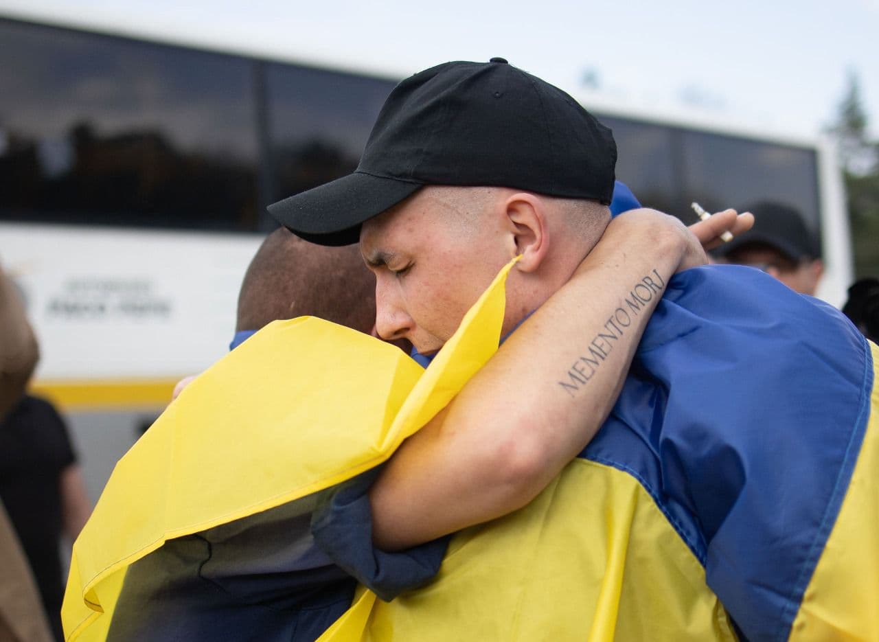 <p style="text-align: justify">უკრაინამ და რუსეთმა ტყვეთა მორიგი გაცვლა განახორციელეს.</p><p style="text-align: justify">როგორც პრეზიდენტმა ვოლოდიმირ ზელენსკიმ განაცხადა, დღეს დაბრუნებულთა კატეგორიებს შორის არიან დაჭრილები და მძიმედ დაჭრილები, ასევე 25 წლამდე ასაკის პირები.</p><p style="text-align: justify">"ჩვენები სახლში არიან, უკრაინელები სახლში ბრუნდებიან რუსეთის ტყვეობიდან. დღეს დაიწყო გაცვლა, რომელიც რამდენიმე ეტაპად უახლოეს დღეებში გაგრძელდება. ახლა დაბრუნებულთა კატეგორიებს შორის არიან დაჭრილები და მძიმედ დაჭრილები, ასევე 25 წელზე ნაკლები ასაკის პირები. პროცესი საკმაოდ რთულია, მრავალი სენსიტიური დეტალია, მოლაპარაკებები ფაქტობრივად ყოველდღე გრძელდება. ვიმედოვნებთ, რომ სტამბოლის შეხვედრის ფარგლებში მიღწეული შეთანხმებები ჰუმანიტარულ საკითხებზე სრულად იქნება განხორციელებული. მაქსიმუმს ვაკეთებთ, რომ ყველა დავაბრუნოთ. ამისთვის ყველა დონეზე ვმუშაობთ. უნდა დავაბრუნოთ სახლში ტყვეობაში მყოფი თითოეული ადამიანი. მადლობა მათ, ვინც გვეხმარება“, – წერს ზელენსკი სოციალურ ქსელში.</p><p style="text-align: justify">უკრაინის ომბუდსმენმა დიმიტრი ლუბინეცმა განაცხადა, რომ დღეს მათ მოახერხეს 25 წლამდე ასაკის უკრაინელების სამშობლოში დაბრუნება, ძირითადად 2000 წელს დაბადებული პირების. ესენი არიან უკრაინის შეიარაღებული ძალების, უკრაინის სახელმწიფო სასაზღვრო სამსახურის, ეროვნული გვარდიის ჯარისკაცები.</p><p style="text-align: justify">"დღეს დაბრუნდნენ უკრაინის საზღვაო ქვეითთა ​​​​კორპუსის, საჰაერო-სადესანტო-მოიერიშე ჯარების დამცველები. ასევე ის დამცველები, რომლებიც მარიუპოლში ტყვედ ჩავარდნენ“, - აღნიშნა ლუბინეცმა.</p><p style="text-align: justify">მისივე თქმით, დაბრუნებულთა დიდი უმრავლესობა 2022 წლიდან ტყვეობაში იმყოფებოდა, არიან ისეთებიც, რომლებიც სრულმასშტაბიანი შეჭრის პირველ დღეებში ტყვედ ჩავარდნენ.</p><p style="text-align: justify">სამხედრო ტყვეებთან მოპყრობის საკოორდინაციო შტაბმა განაცხადა, რომ დღეს რუსული ტყვეობიდან დაბრუნებული ყველა რიგითი და სერჟანტია.</p>